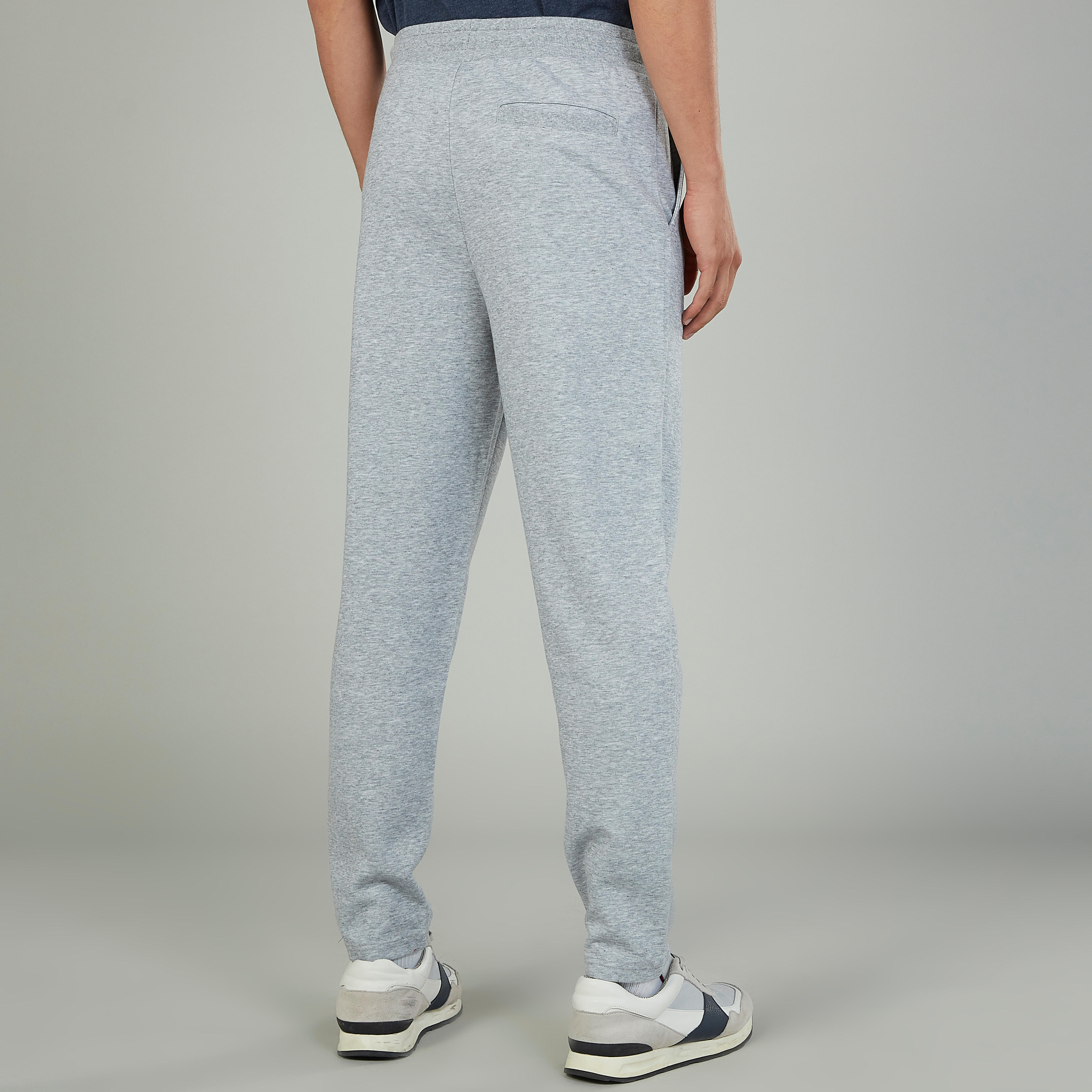 بنطلون رياضي سادة طويل مع تفاصيل جيوب ورباط وخصر مطاطي-men-clothing-bottoms-joggers-image-4