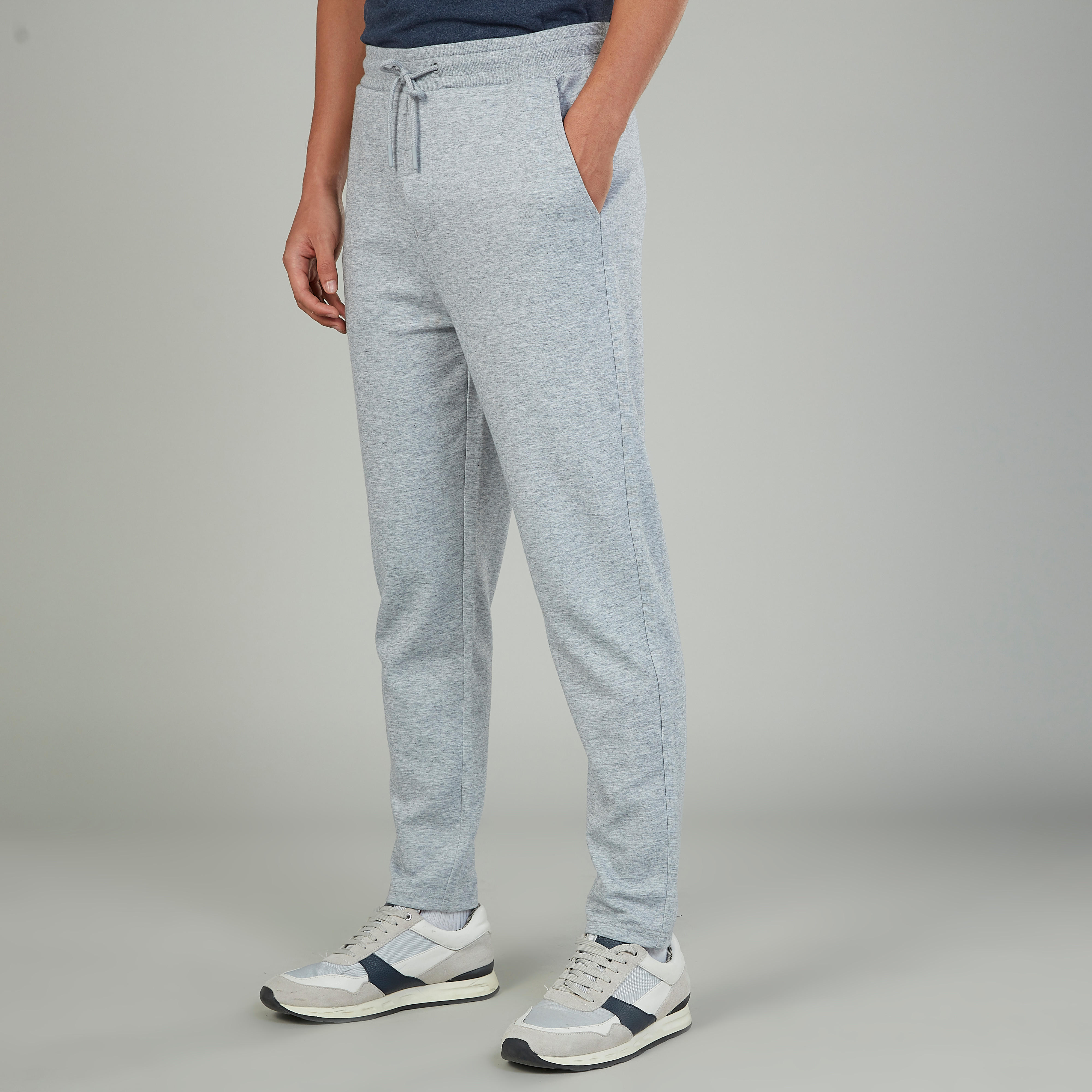 بنطلون رياضي سادة طويل مع تفاصيل جيوب ورباط وخصر مطاطي-men-clothing-bottoms-joggers-image-5
