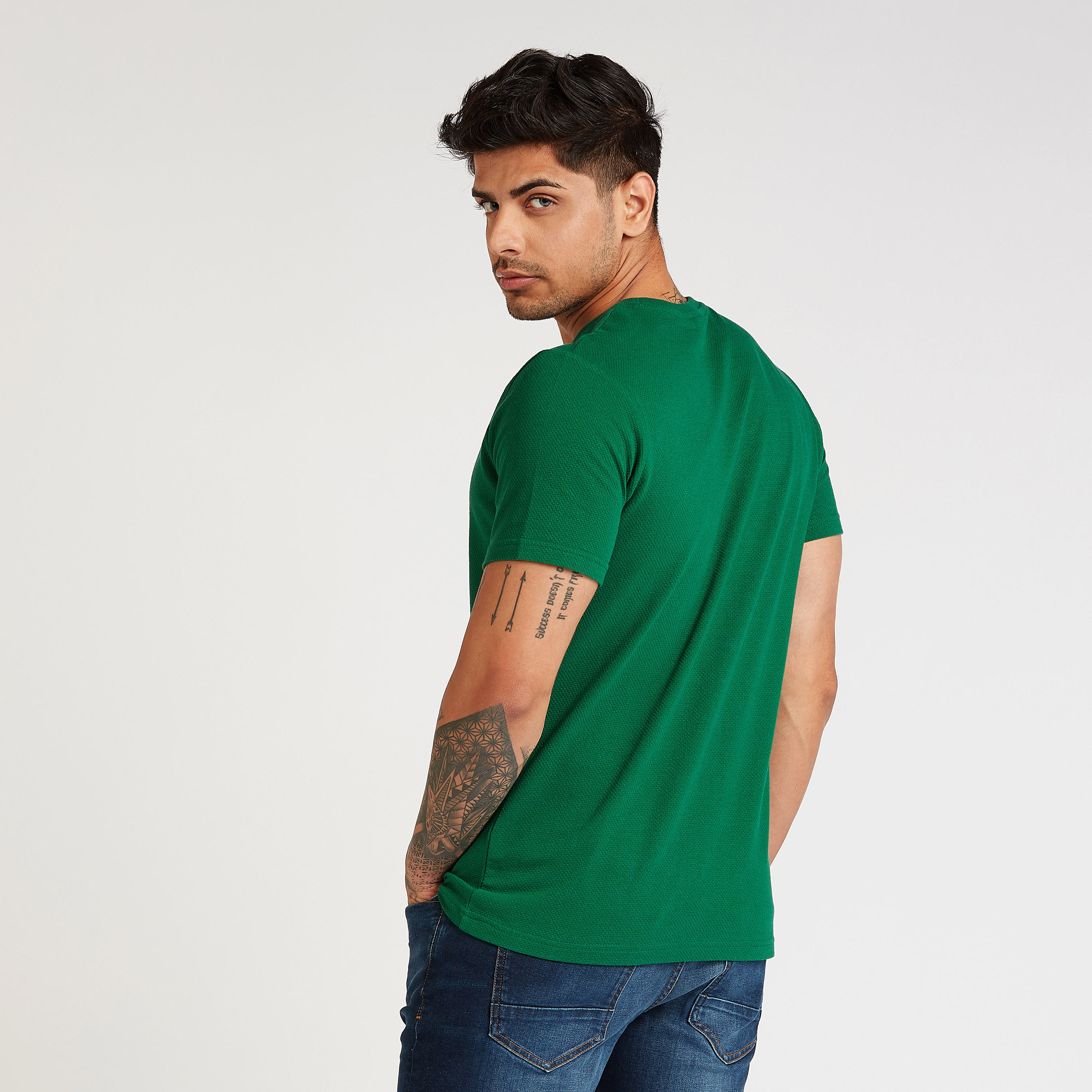 تيشيرت بارز الملمس بياقة مستديرة وأكمام قصيرة-men-clothing-tshirtsandpolos-tshirts-image-1