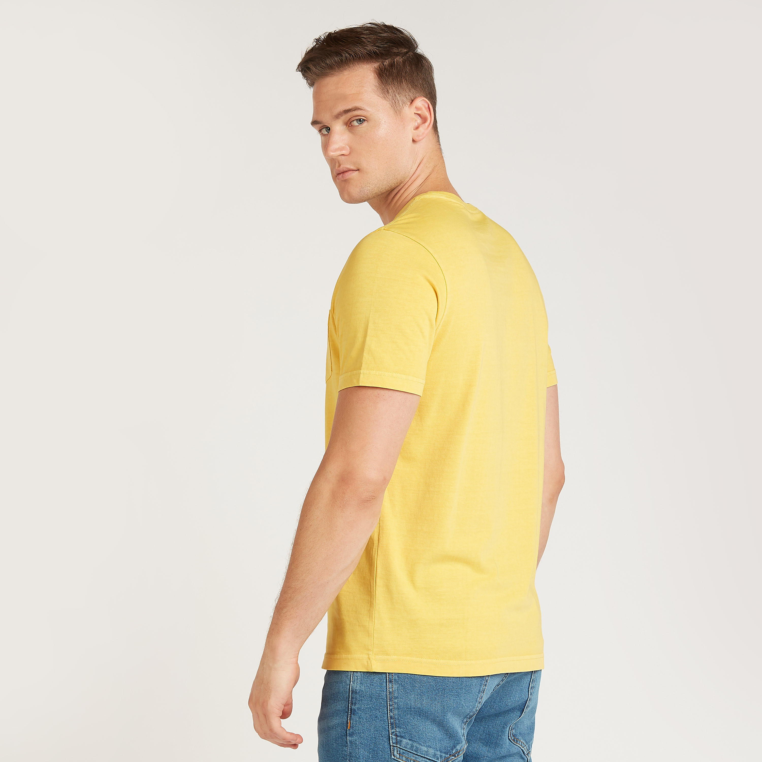 تيشيرت سادة بقصة سليم بياقة ضيّقة وأكمام قصيرة-men-clothing-tshirtsandpolos-tshirts-image-2