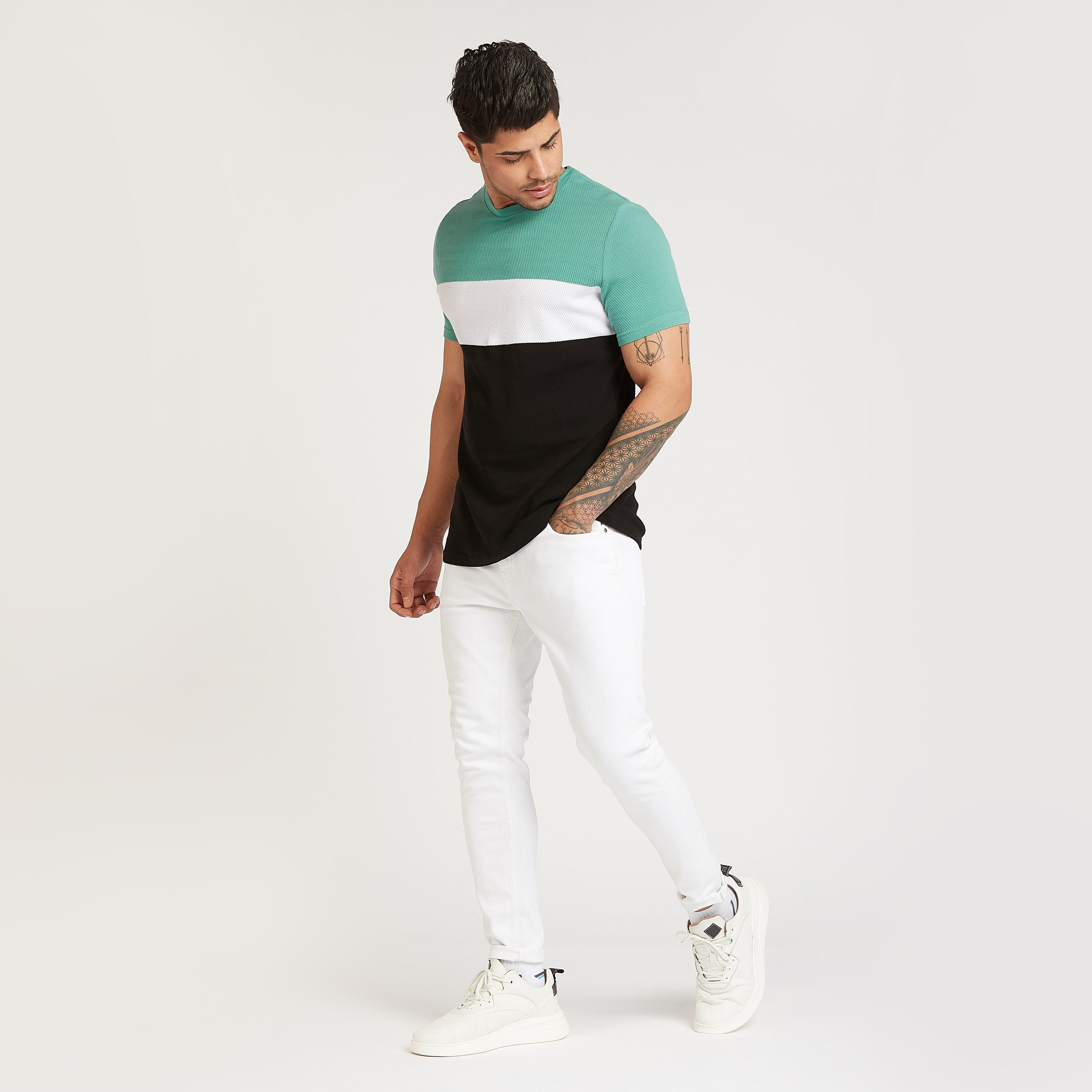 تيشيرت مستدام بقصّة سليم وياقة ضيّقة وقوالب ملونة-men-clothing-tshirtsandpolos-tshirts-image-2
