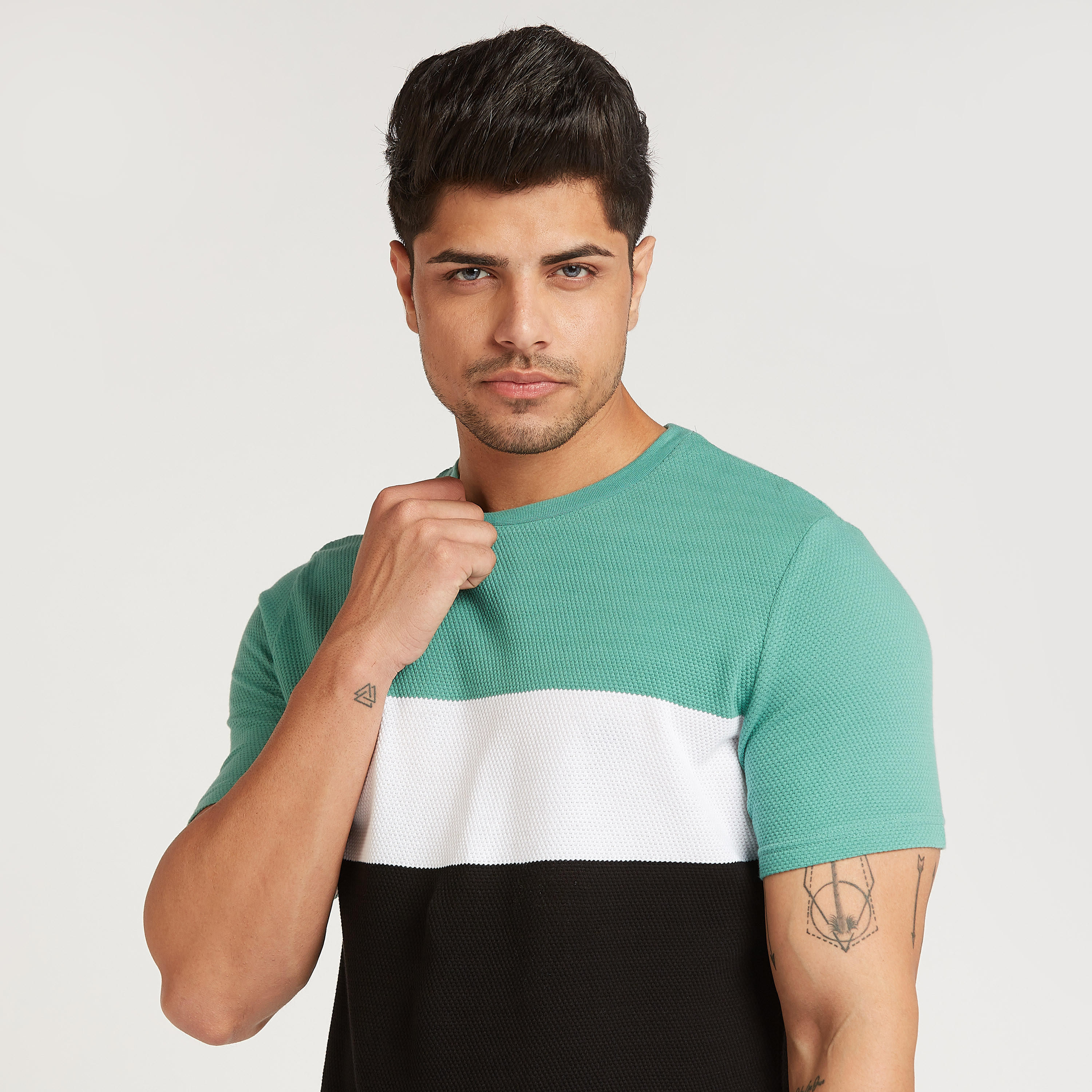 تيشيرت مستدام بقصّة سليم وياقة ضيّقة وقوالب ملونة-men-clothing-tshirtsandpolos-tshirts-image-3
