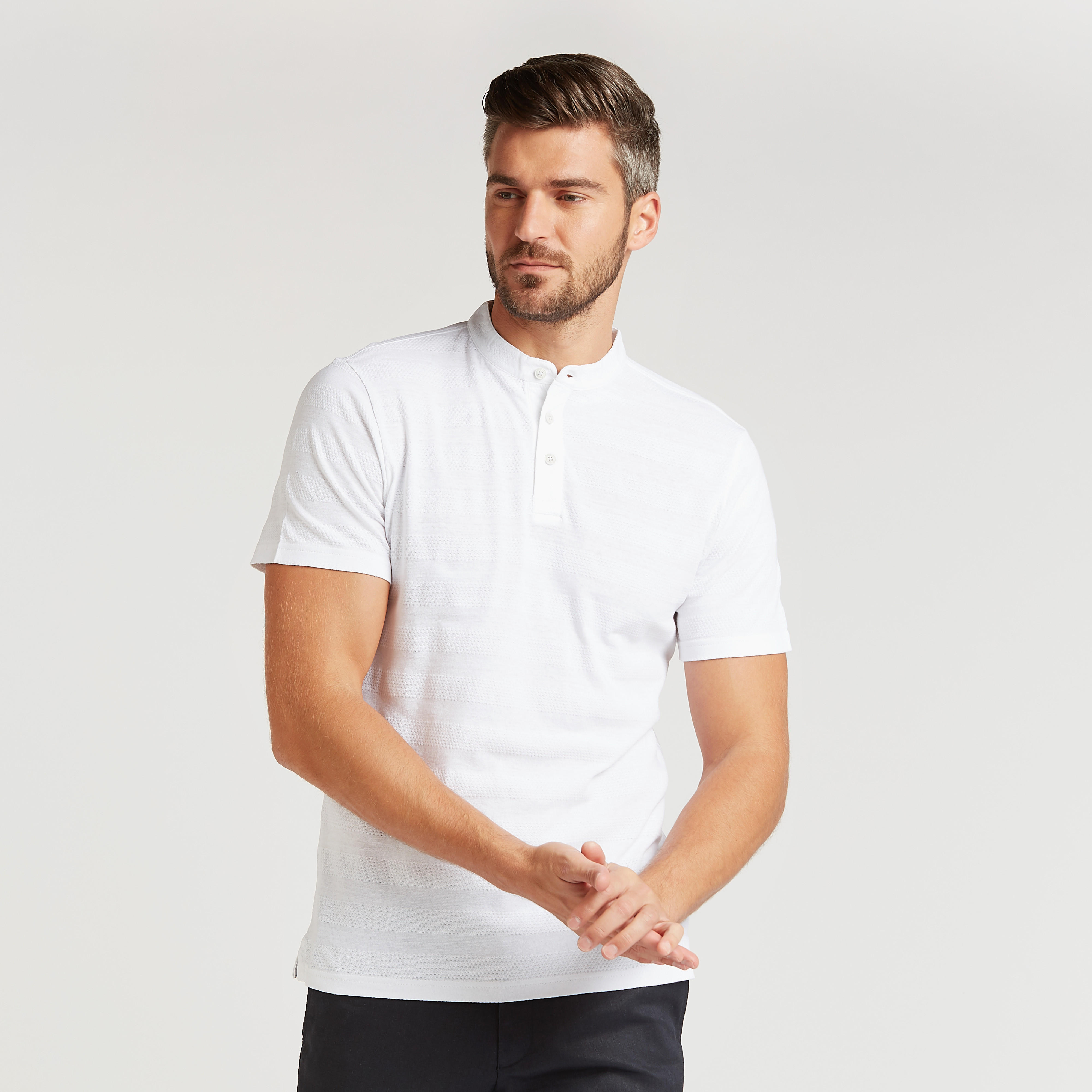 تيشيرت بارز الملمس بياقة ماندراين وأكمام قصيرة-men-clothing-tshirtsandpolos-tshirts-image-1