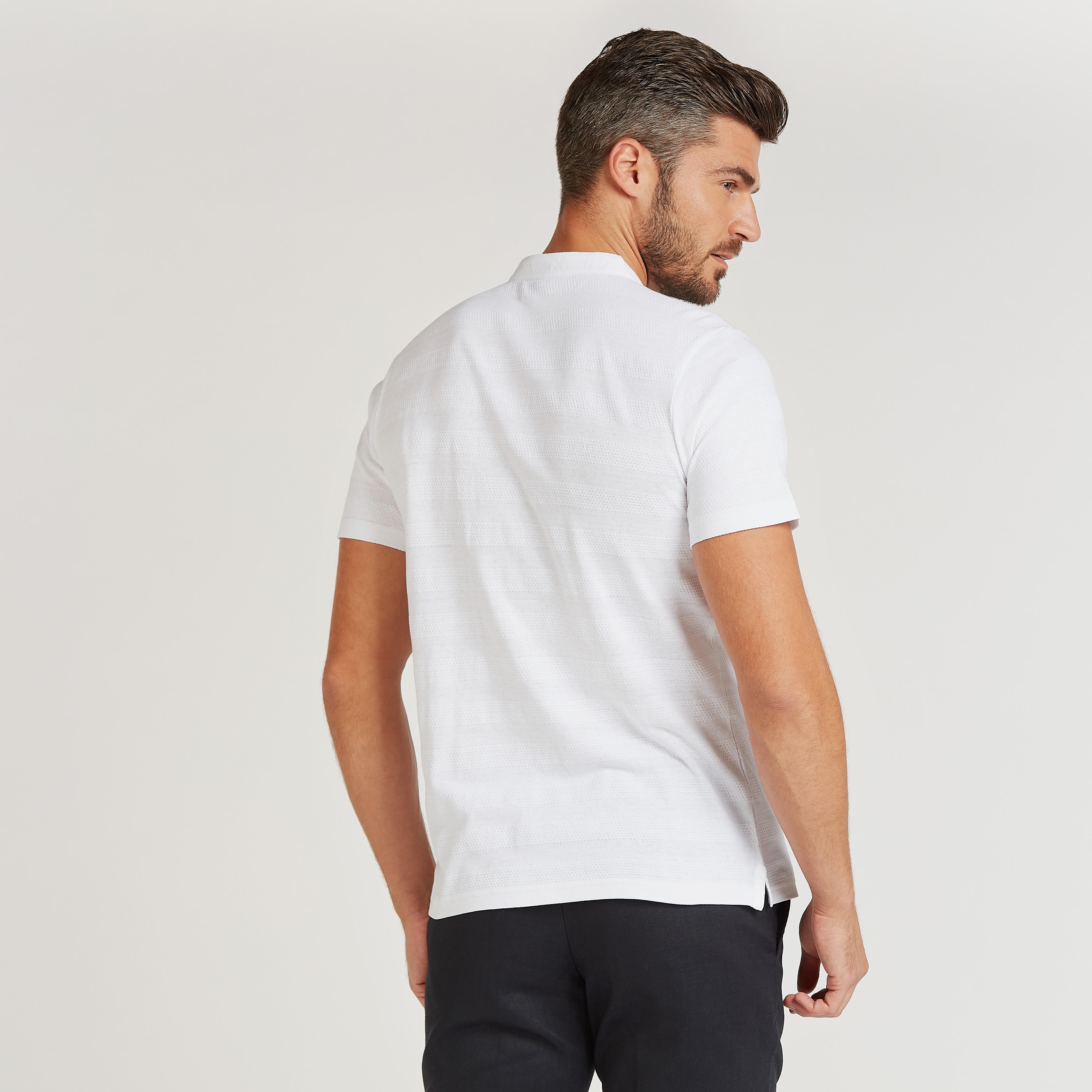 تيشيرت بارز الملمس بياقة ماندراين وأكمام قصيرة-men-clothing-tshirtsandpolos-tshirts-image-4