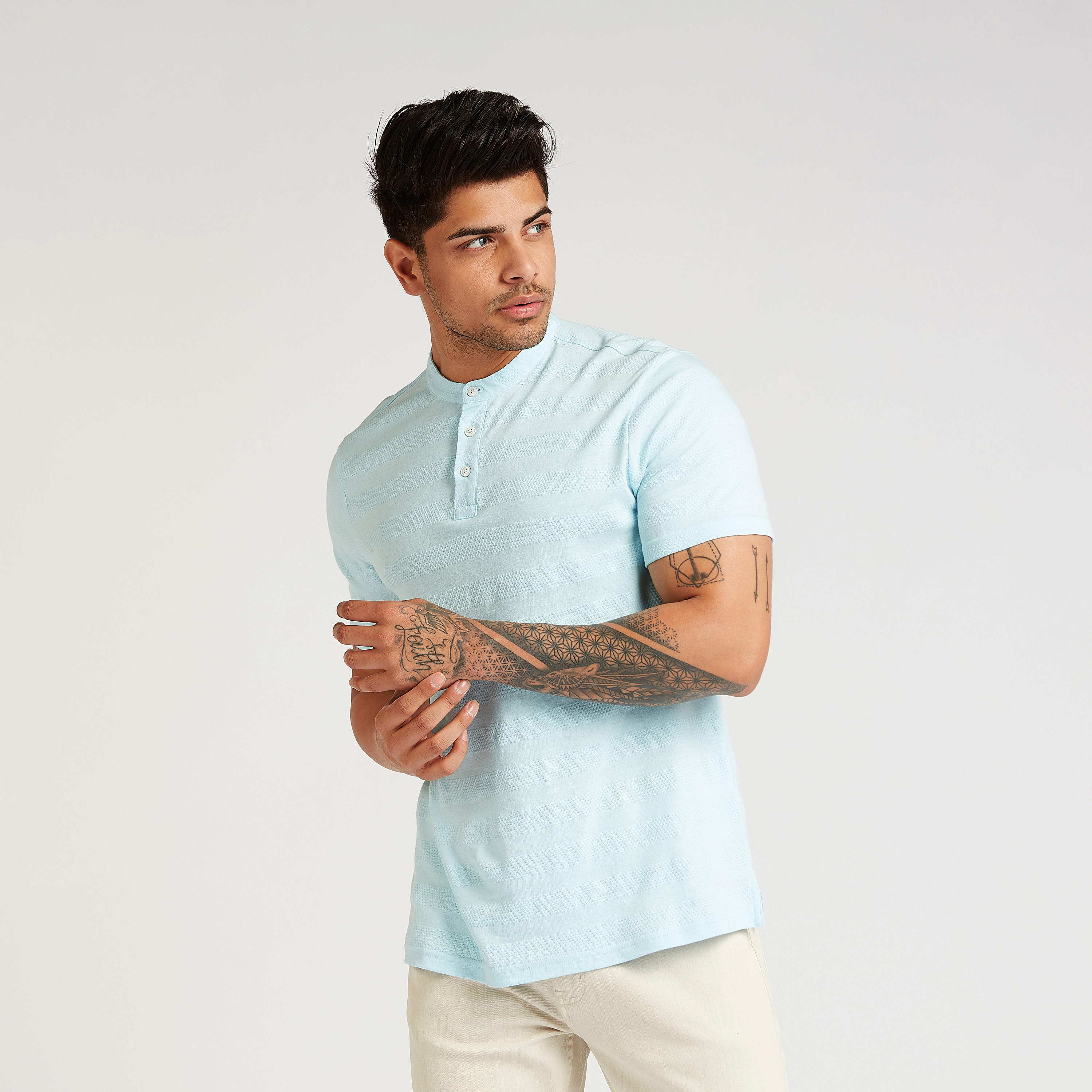 تيشيرت بارز الملمس بياقة ماندراين وأكمام قصيرة-men-clothing-tshirtsandpolos-tshirts-image-5