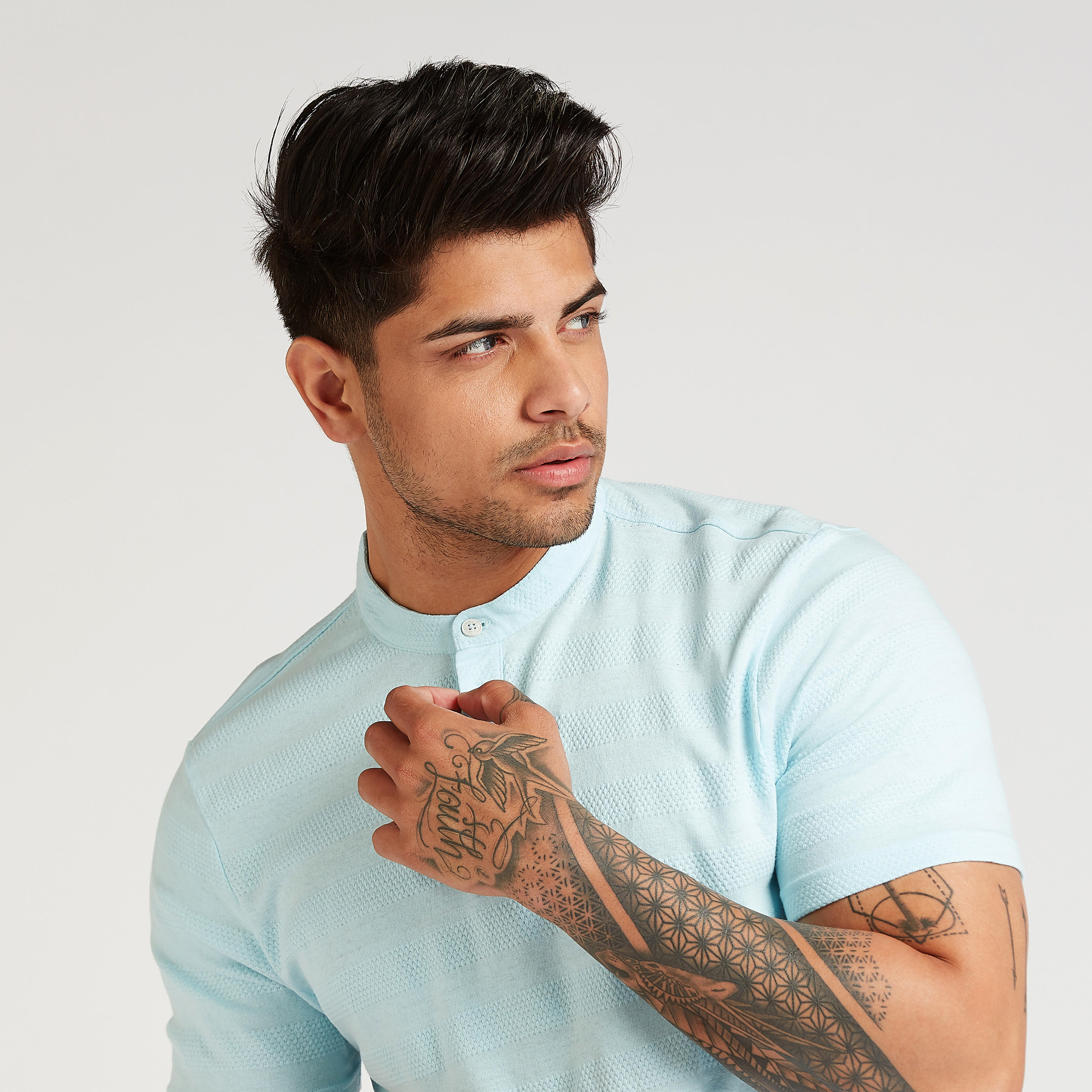 تيشيرت بارز الملمس بياقة ماندراين وأكمام قصيرة-men-clothing-tshirtsandpolos-tshirts-image-7