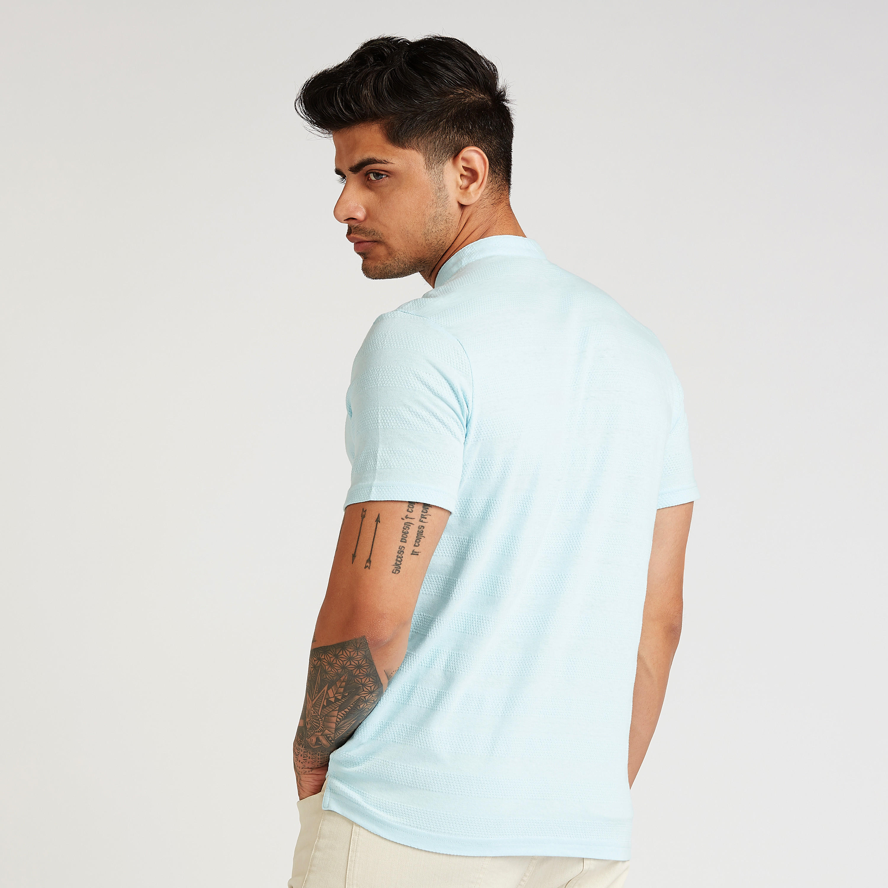 تيشيرت بارز الملمس بياقة ماندراين وأكمام قصيرة-men-clothing-tshirtsandpolos-tshirts-image-8
