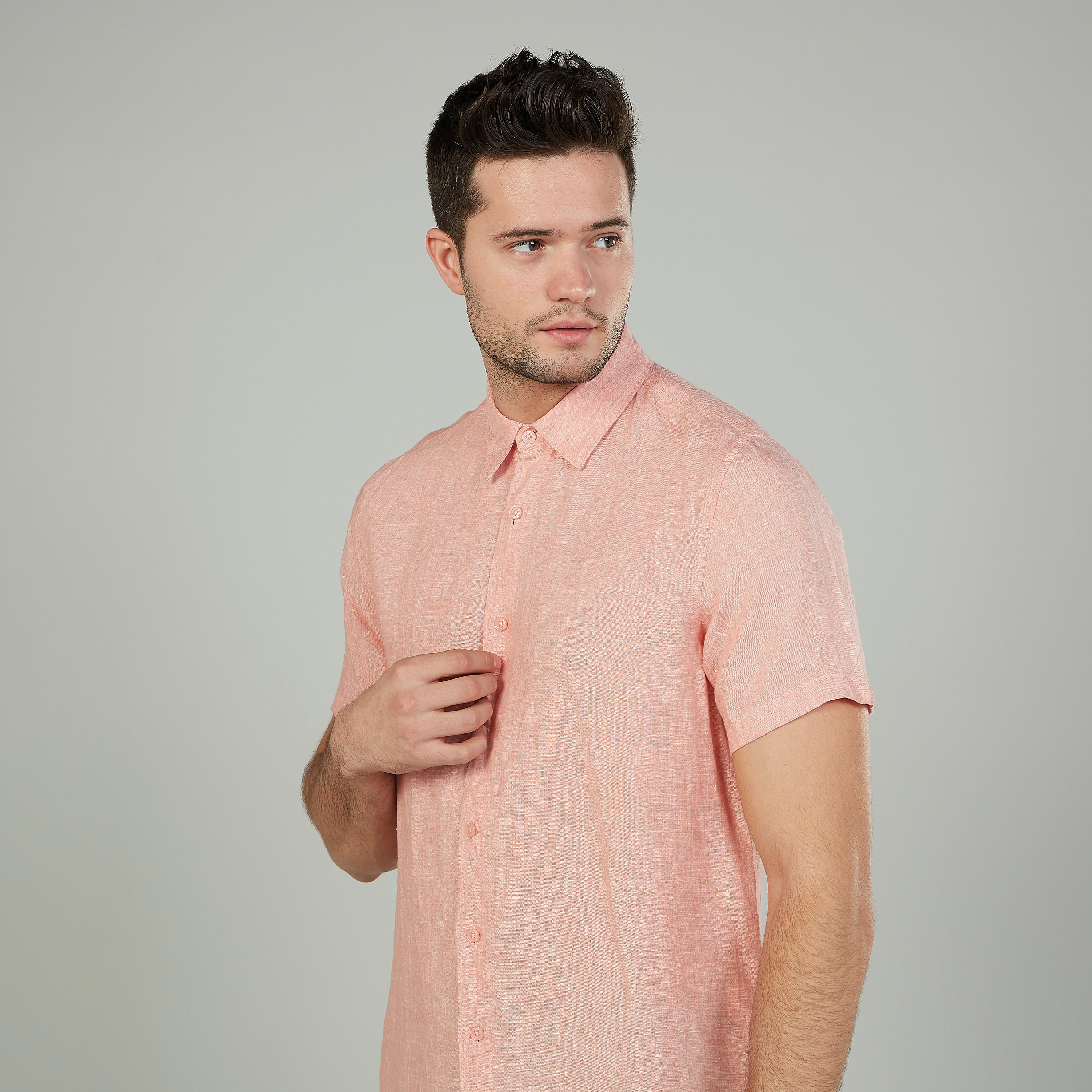 قميص كتّان سليم فيت بارز الملمس بياقة عاديّة وأكمام قصيرة-men-clothing-shirts-image-3