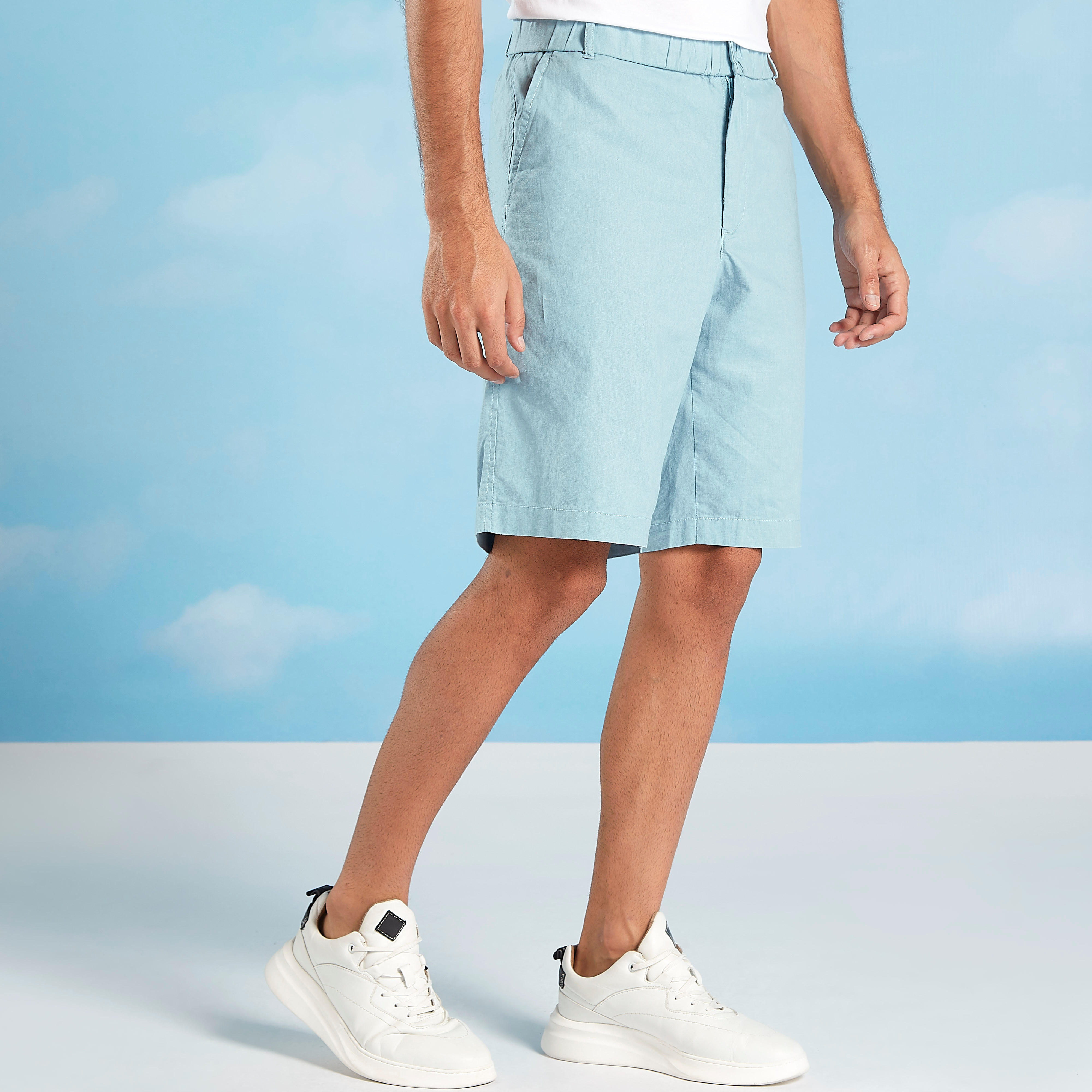 شورت كتّان سليم فيت سادة بجيوب وعراوي-men-clothing-bottoms-shorts-image-1