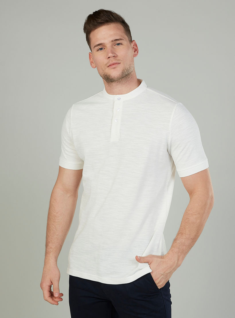تيشيرت سليم سادة بياقة هنلي وأكمام قصيرة-men-clothing-tshirtsandpolos-tshirts-image-1