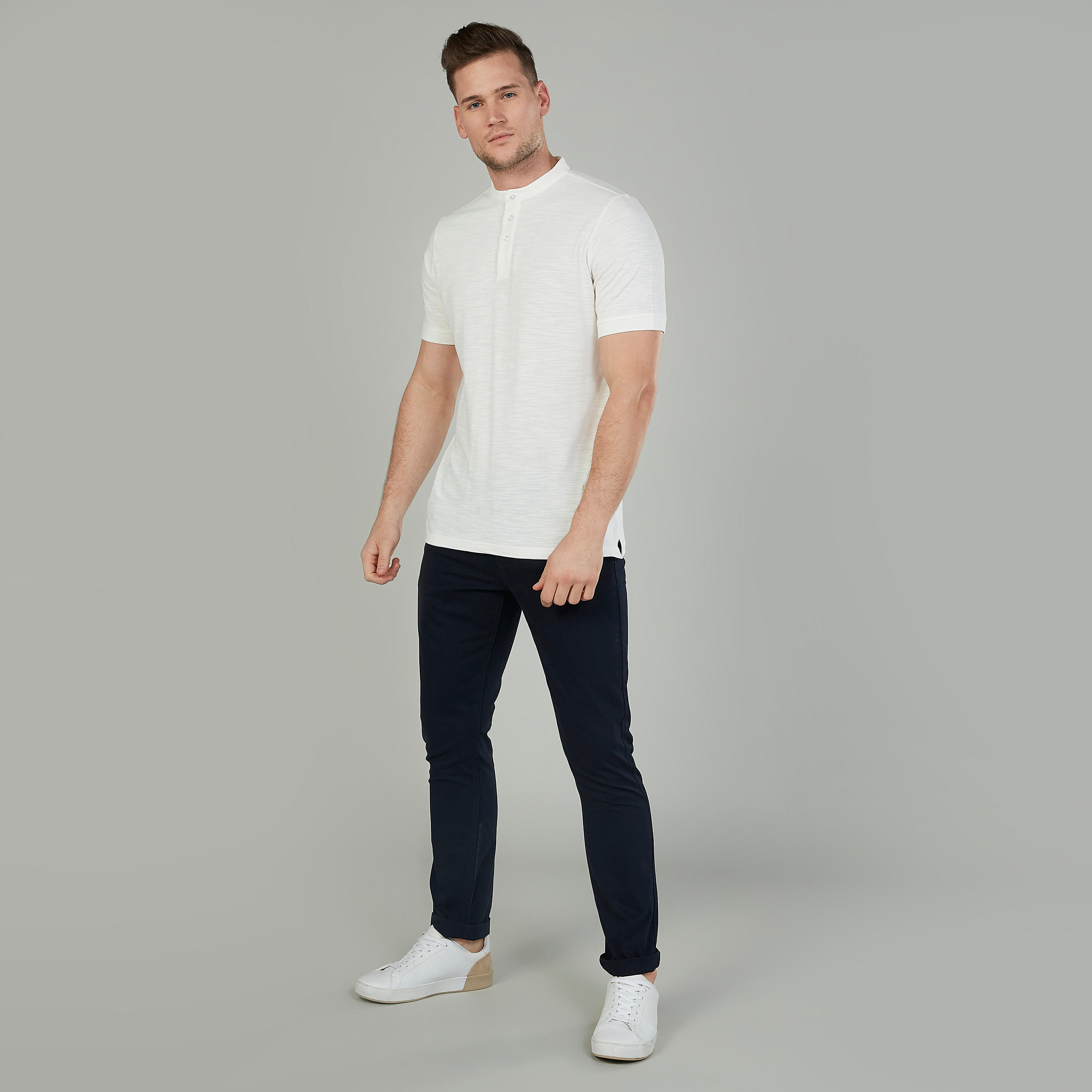 تيشيرت سليم سادة بياقة هنلي وأكمام قصيرة-men-clothing-tshirtsandpolos-tshirts-image-2