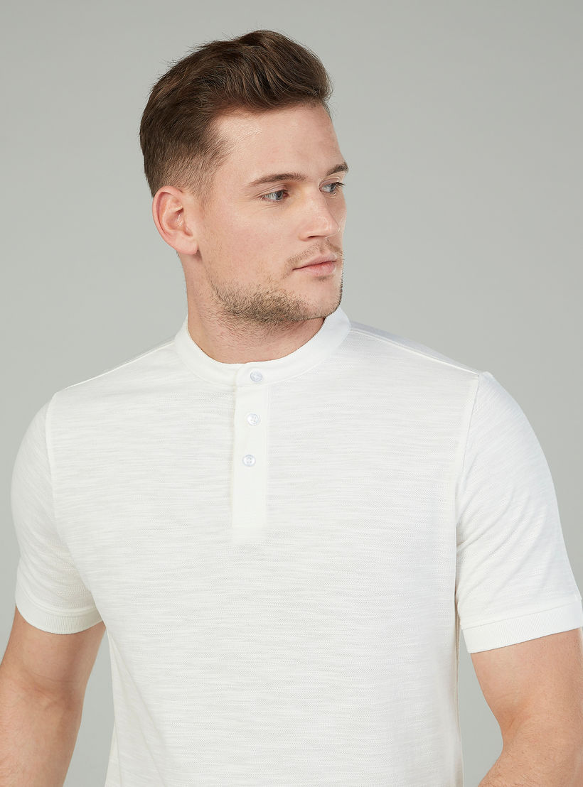 تيشيرت سليم سادة بياقة هنلي وأكمام قصيرة-men-clothing-tshirtsandpolos-tshirts-image-3
