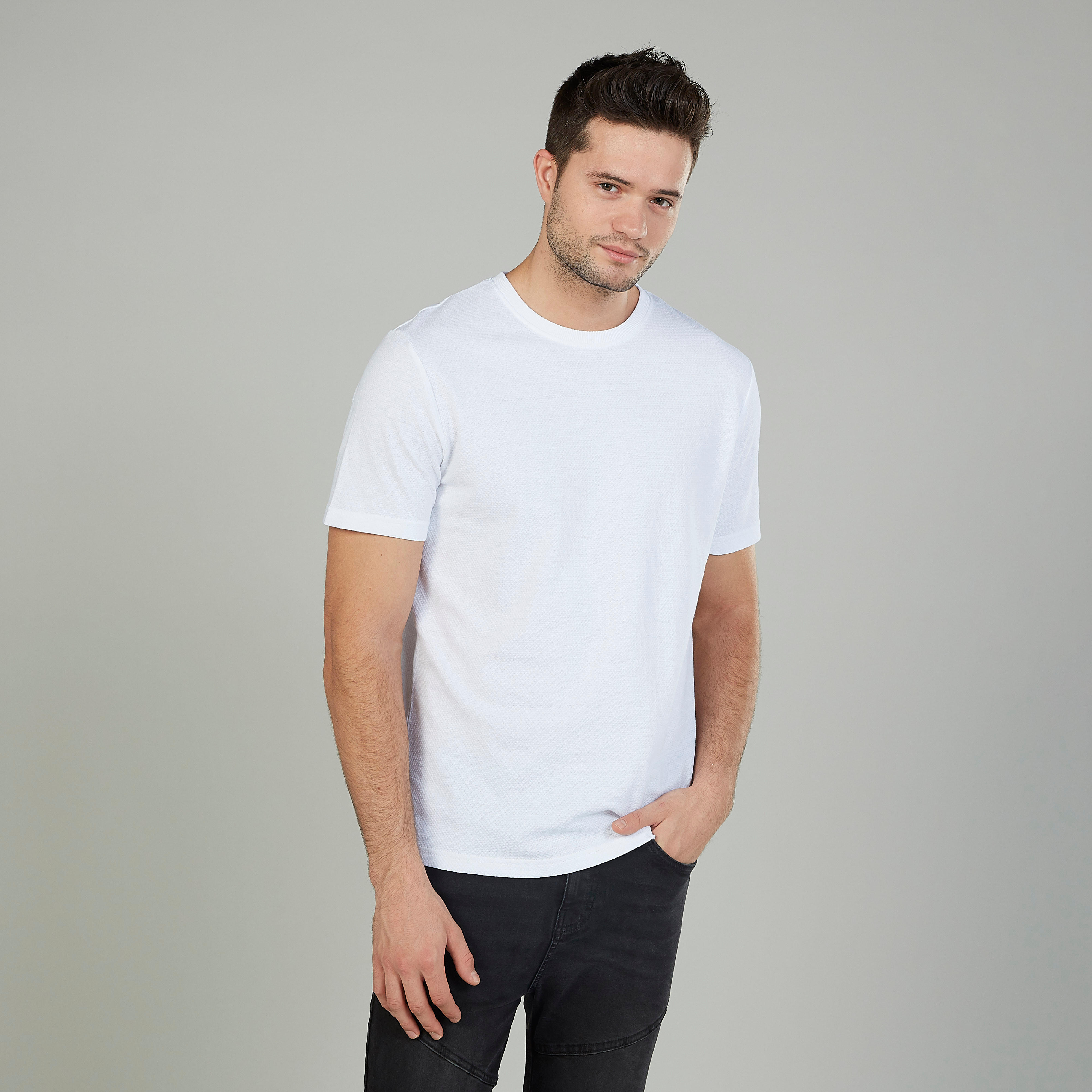 تيشيرت سادة بياقة ضيّقة وأكمام قصيرة-men-clothing-tshirtsandpolos-tshirts-image-4
