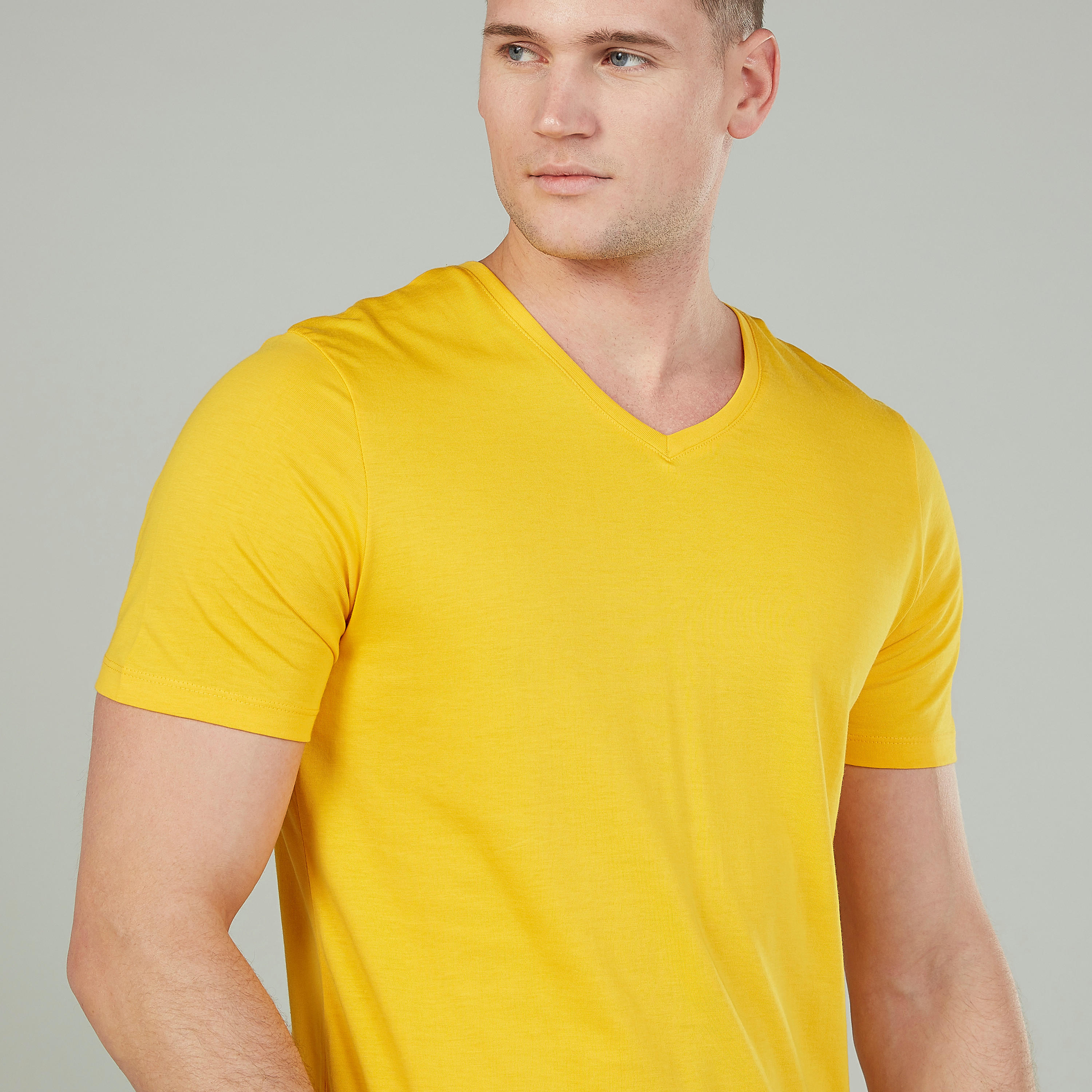 تيشيرت سادة بياقة V وأكمام قصيرة-men-clothing-tshirtsandpolos-tshirts-image-3