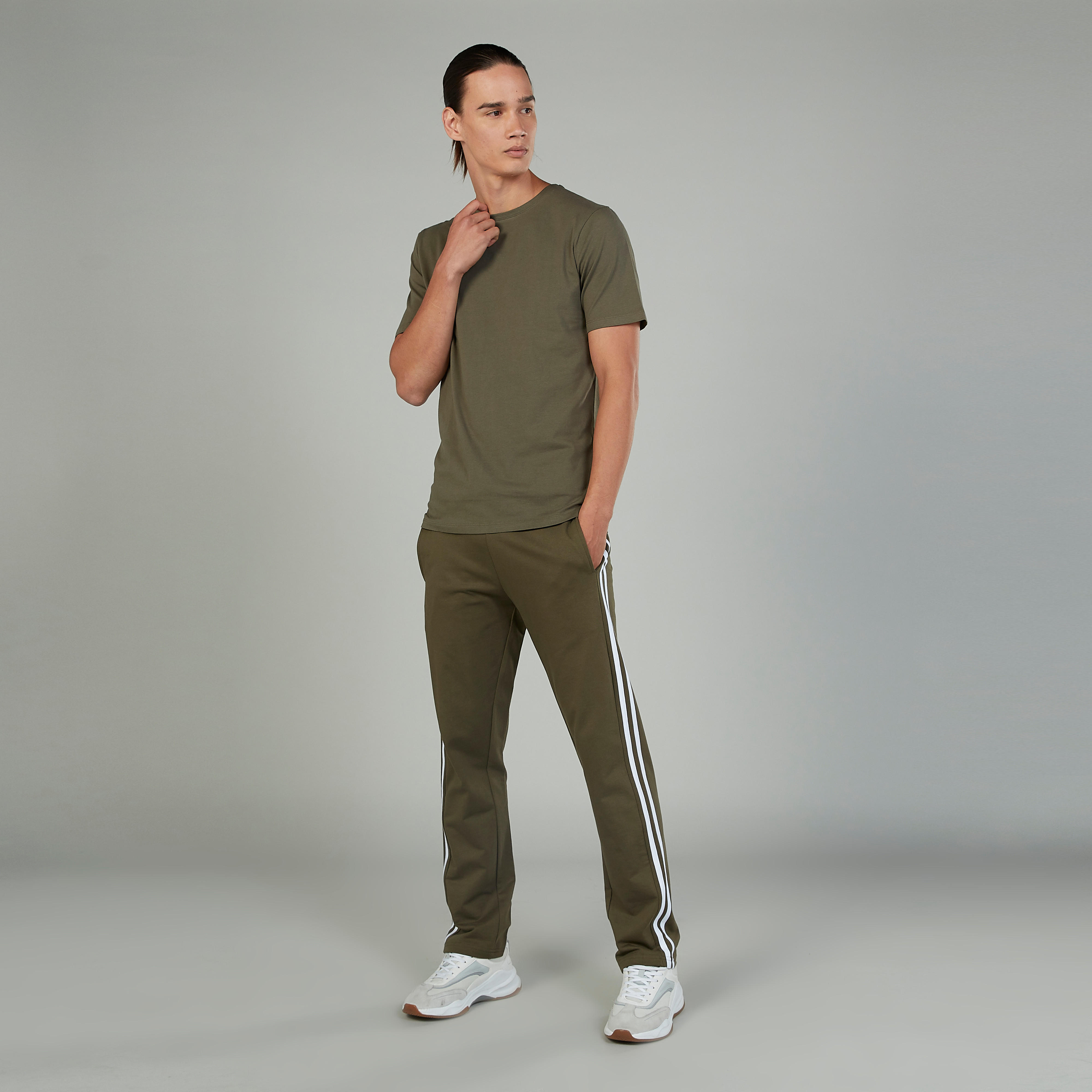 تيشيرت سادة بياقة ضيّقة وأكمام قصيرة-men-clothing-tshirtsandpolos-tshirts-image-16