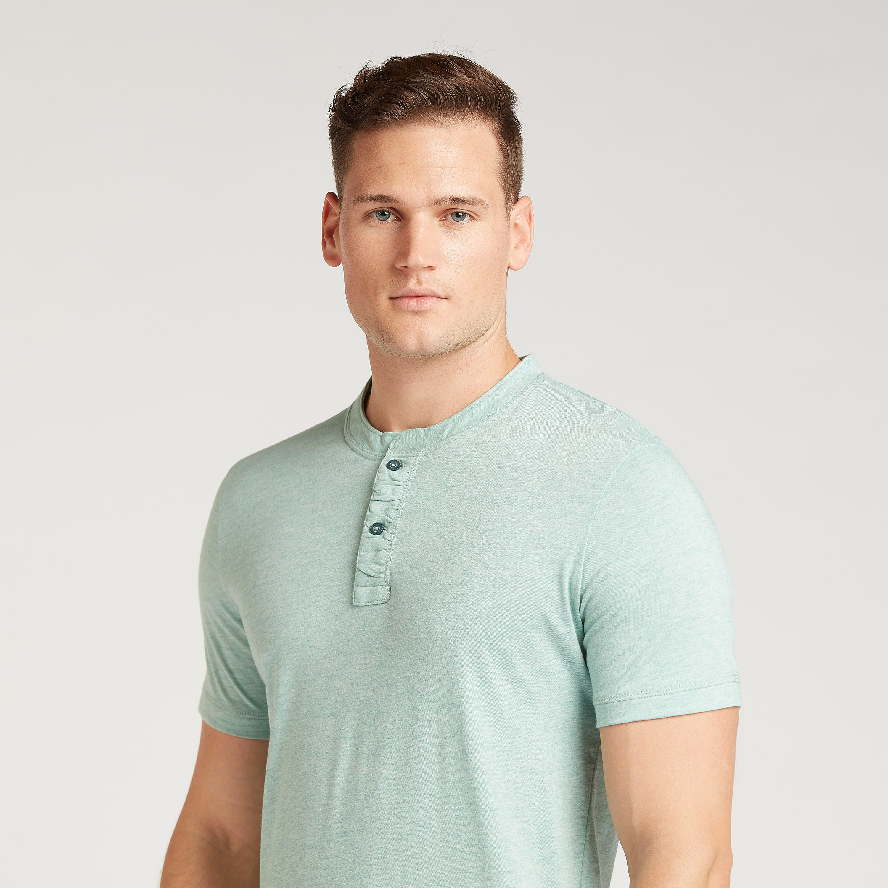 تيشيرت سادة بياقة هينلي وأكمام قصيرة-men-clothing-tshirtsandpolos-tshirts-image-3