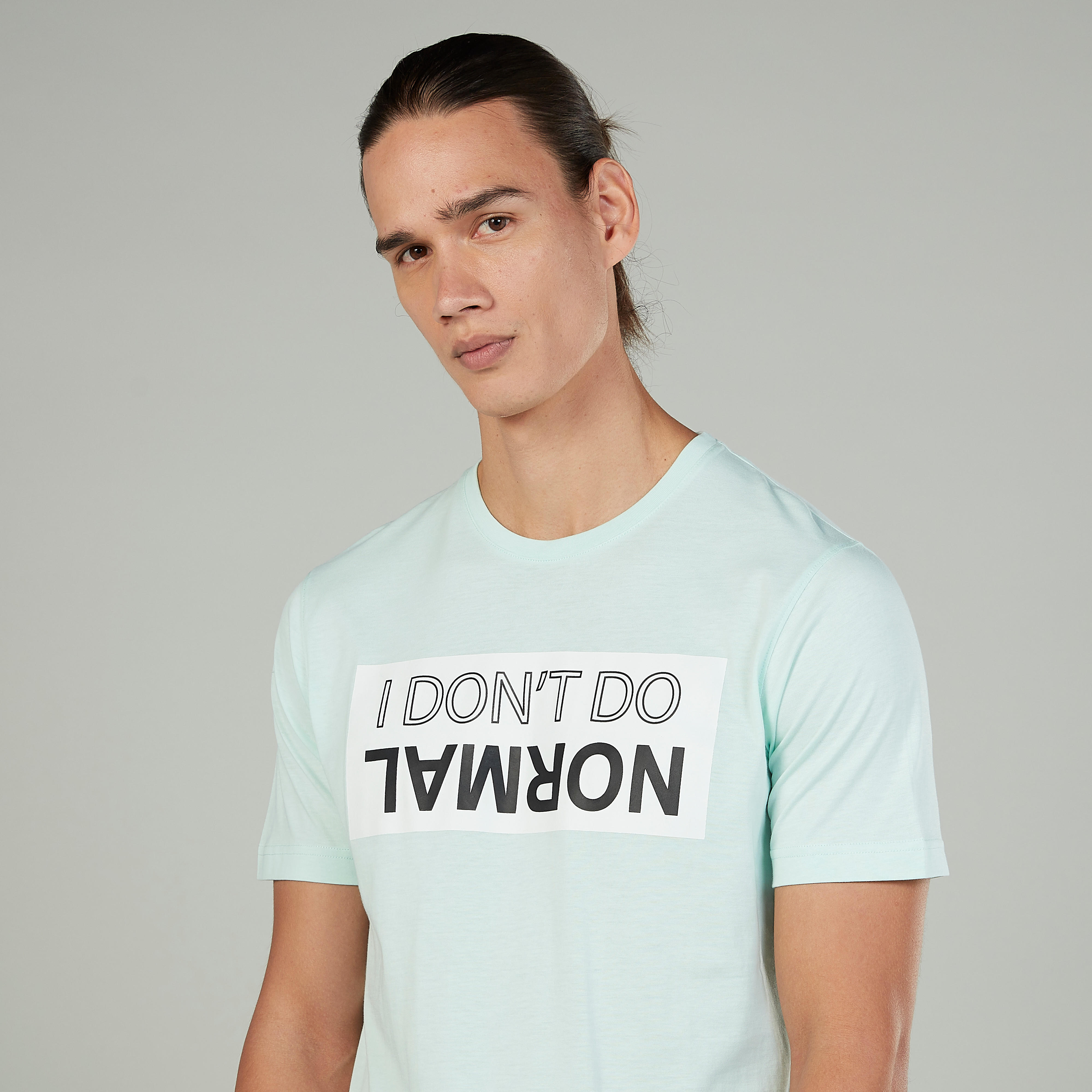 تيشيرت مستدام سليم بياقة ضيّقة وأكمام قصيرة وطبعات  -men-clothing-tshirtsandpolos-tshirts-image-3