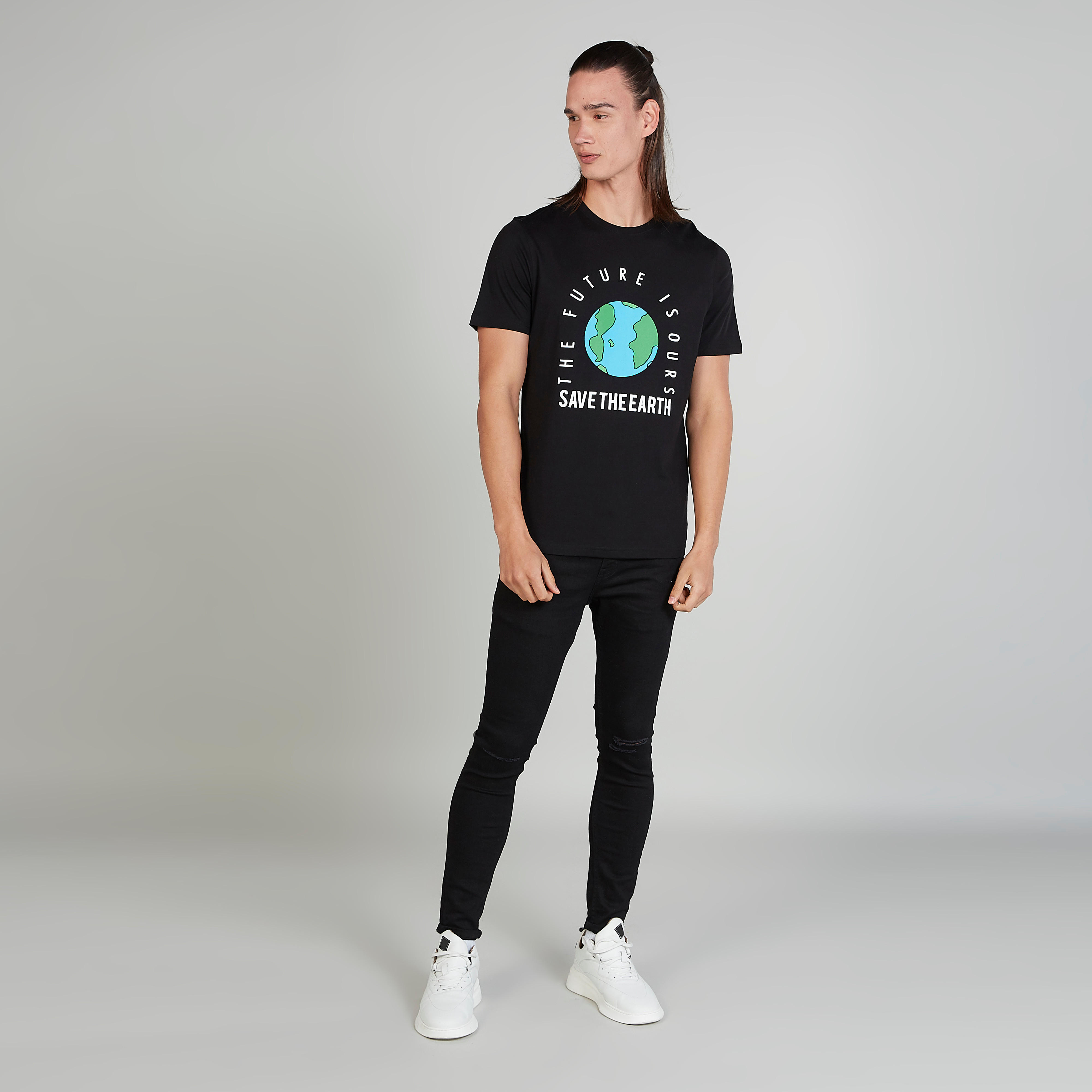 تيشيرت سليم بياقة ضيّقة وأكمام قصيرة وطبعات-men-clothing-tshirtsandpolos-tshirts-image-2