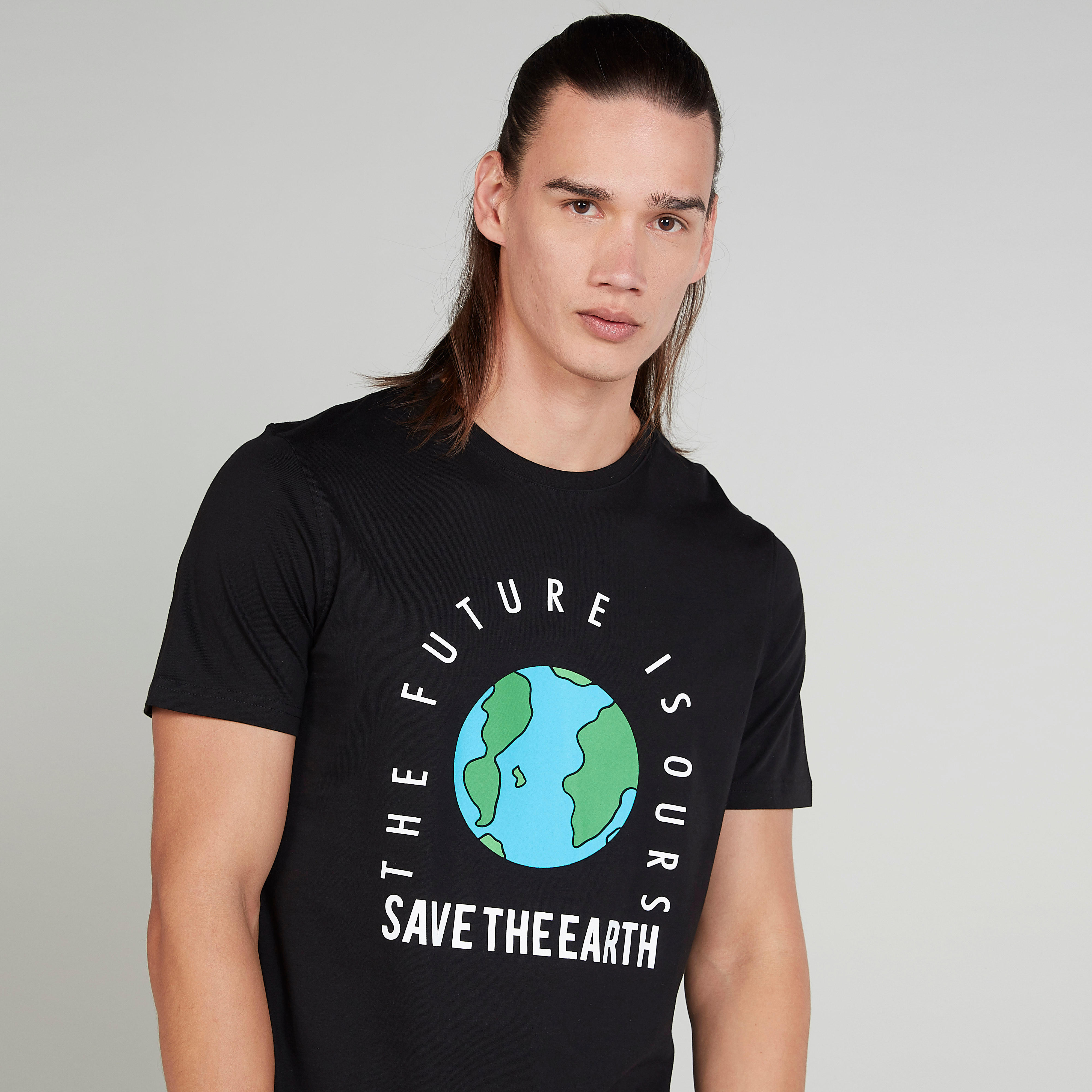 تيشيرت سليم بياقة ضيّقة وأكمام قصيرة وطبعات-men-clothing-tshirtsandpolos-tshirts-image-3
