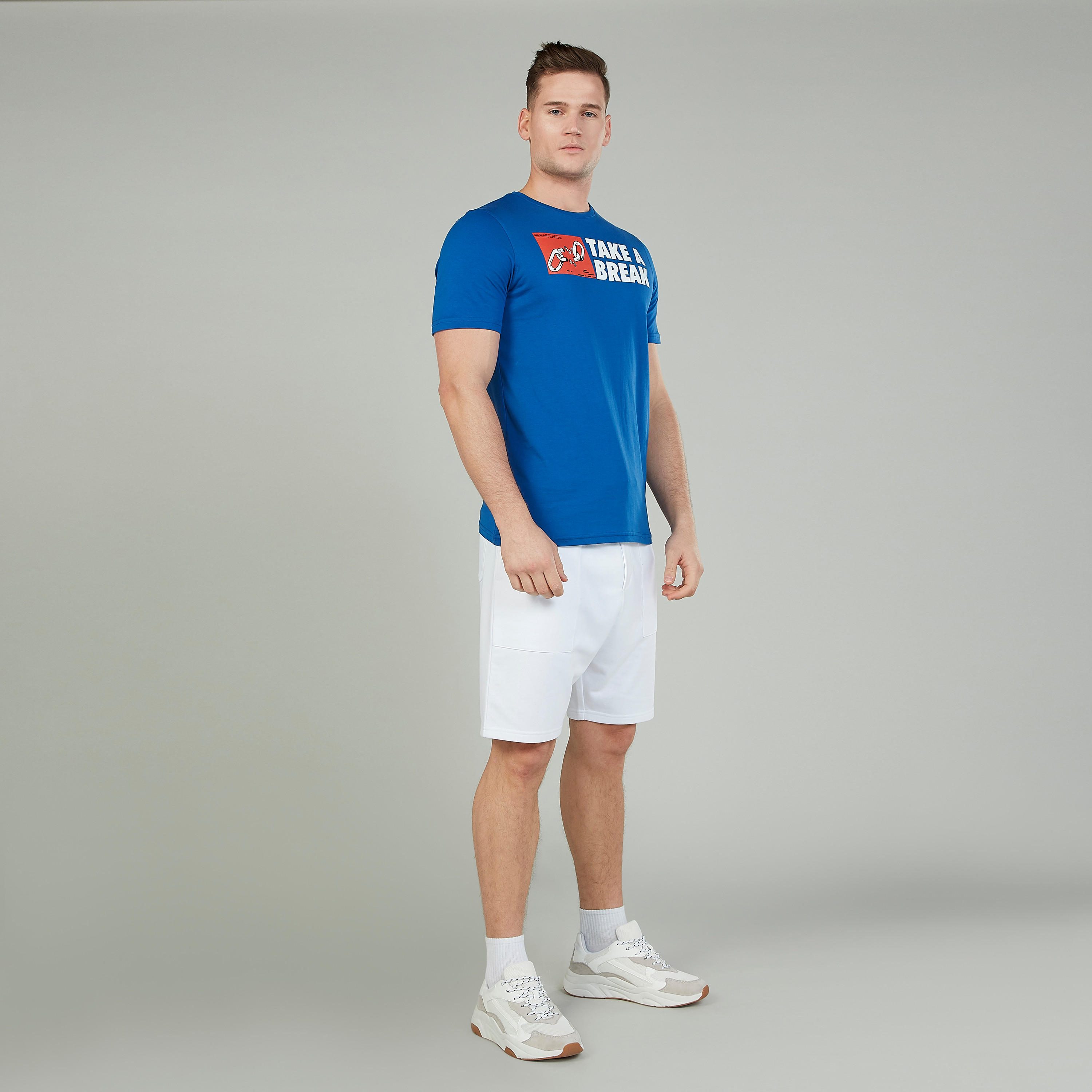 تيشيرت مستدام سليم بياقة ضيّقة وأكمام قصيرة وطبعات  -men-clothing-tshirtsandpolos-tshirts-image-2