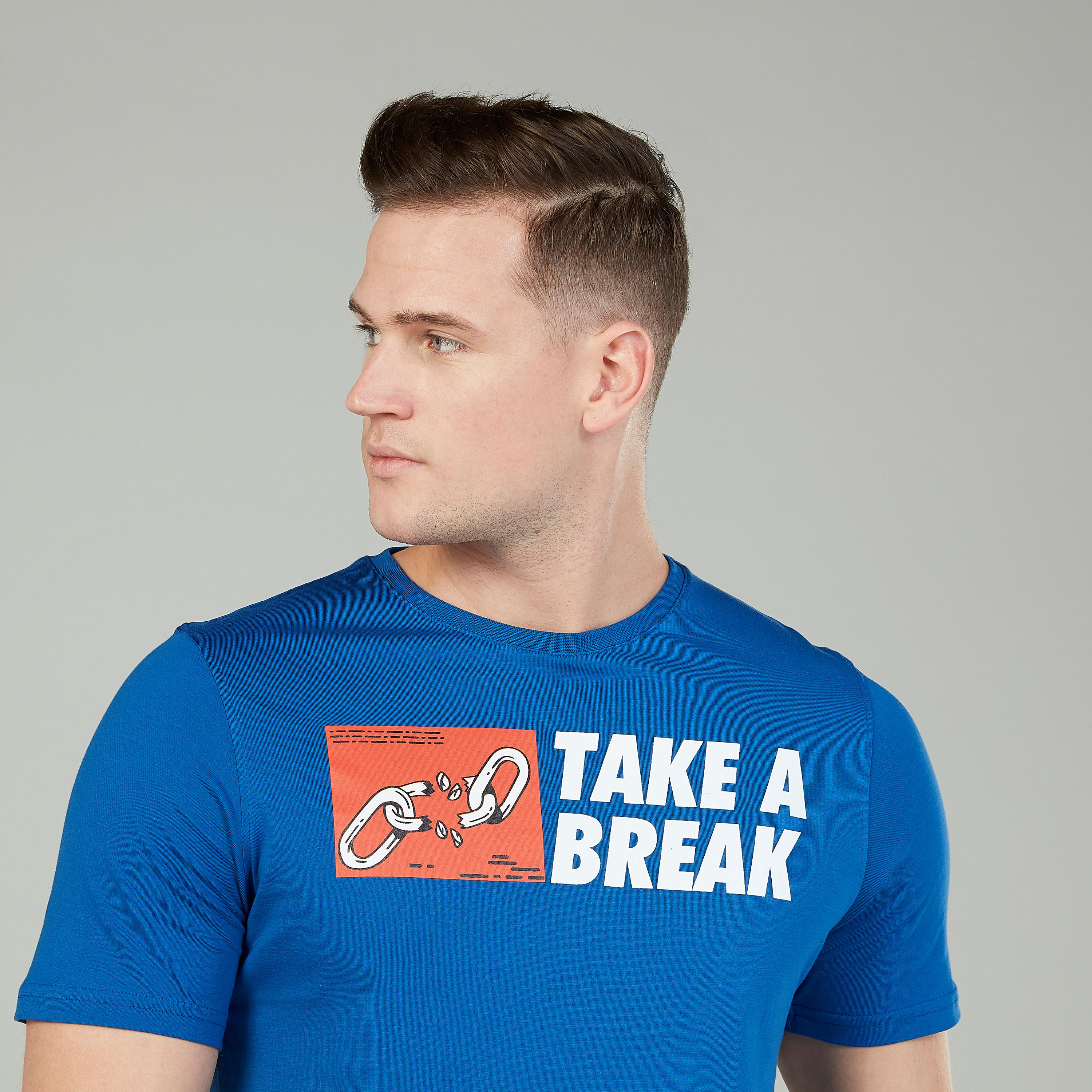 تيشيرت مستدام سليم بياقة ضيّقة وأكمام قصيرة وطبعات  -men-clothing-tshirtsandpolos-tshirts-image-3