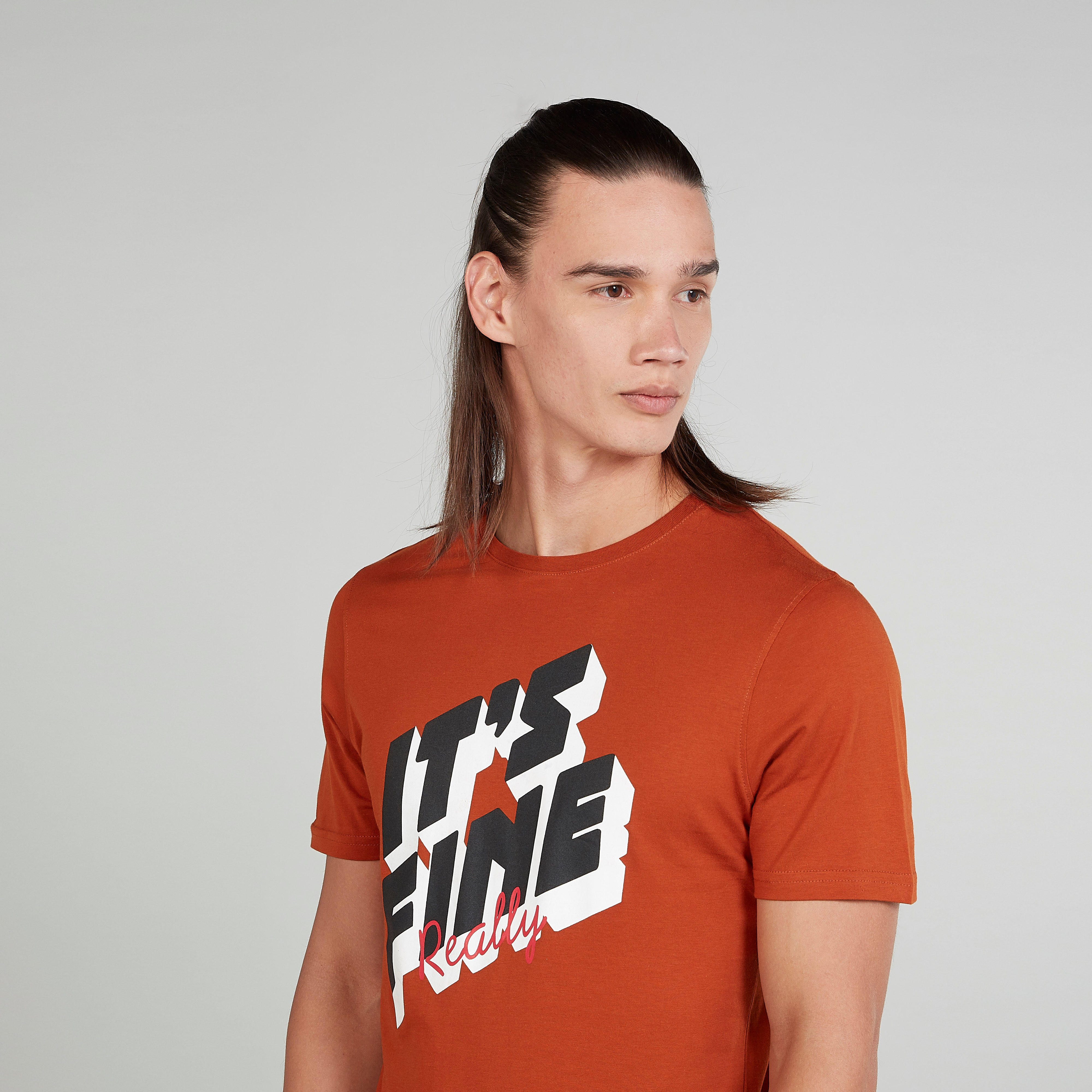 تيشيرت سليم بياقة ضيّقة وأكمام قصيرة وطبعات-men-clothing-tshirtsandpolos-tshirts-image-3