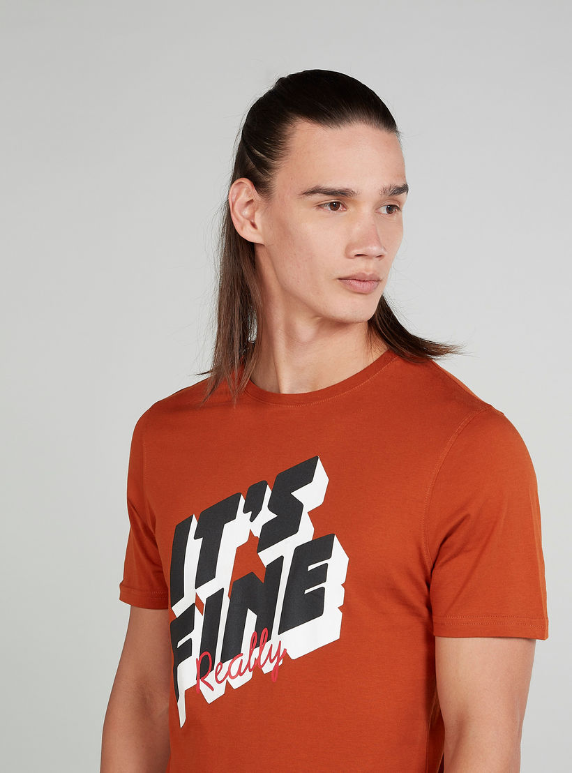 تيشيرت سليم بياقة ضيّقة وأكمام قصيرة وطبعات-men-clothing-tshirtsandpolos-tshirts-image-3