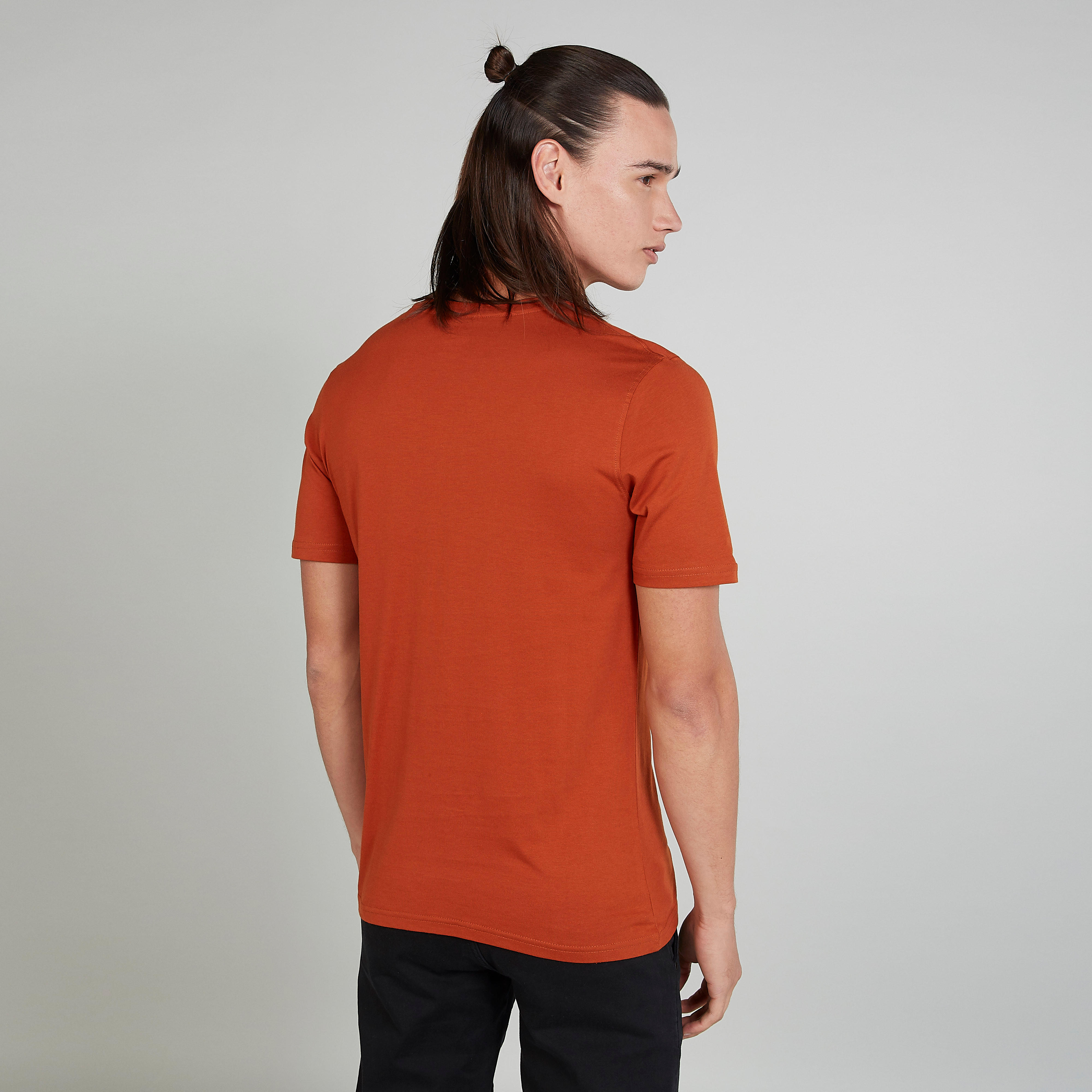 تيشيرت سليم بياقة ضيّقة وأكمام قصيرة وطبعات-men-clothing-tshirtsandpolos-tshirts-image-2