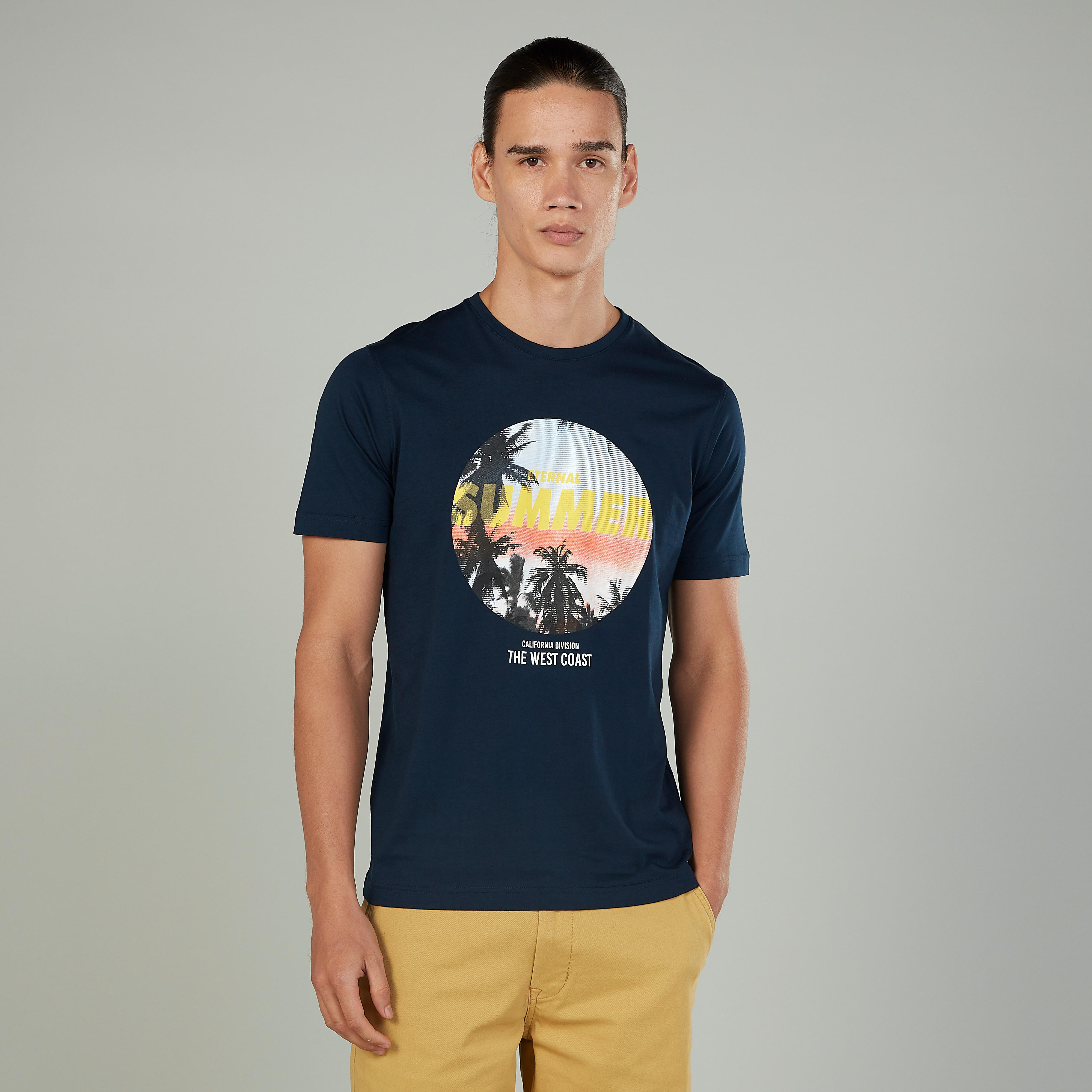 تيشيرت مستدام سليم بياقة ضيّقة وأكمام قصيرة وطبعات  -men-clothing-tshirtsandpolos-tshirts-image-1