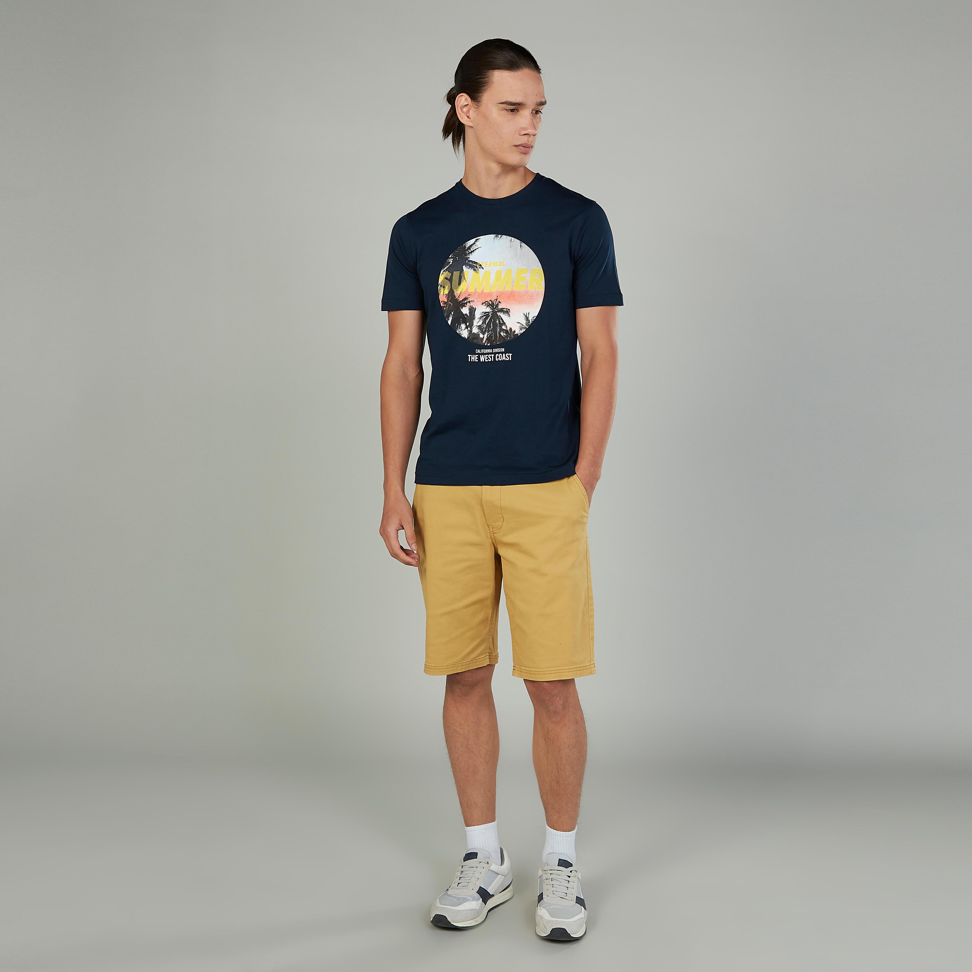 تيشيرت مستدام سليم بياقة ضيّقة وأكمام قصيرة وطبعات  -men-clothing-tshirtsandpolos-tshirts-image-2