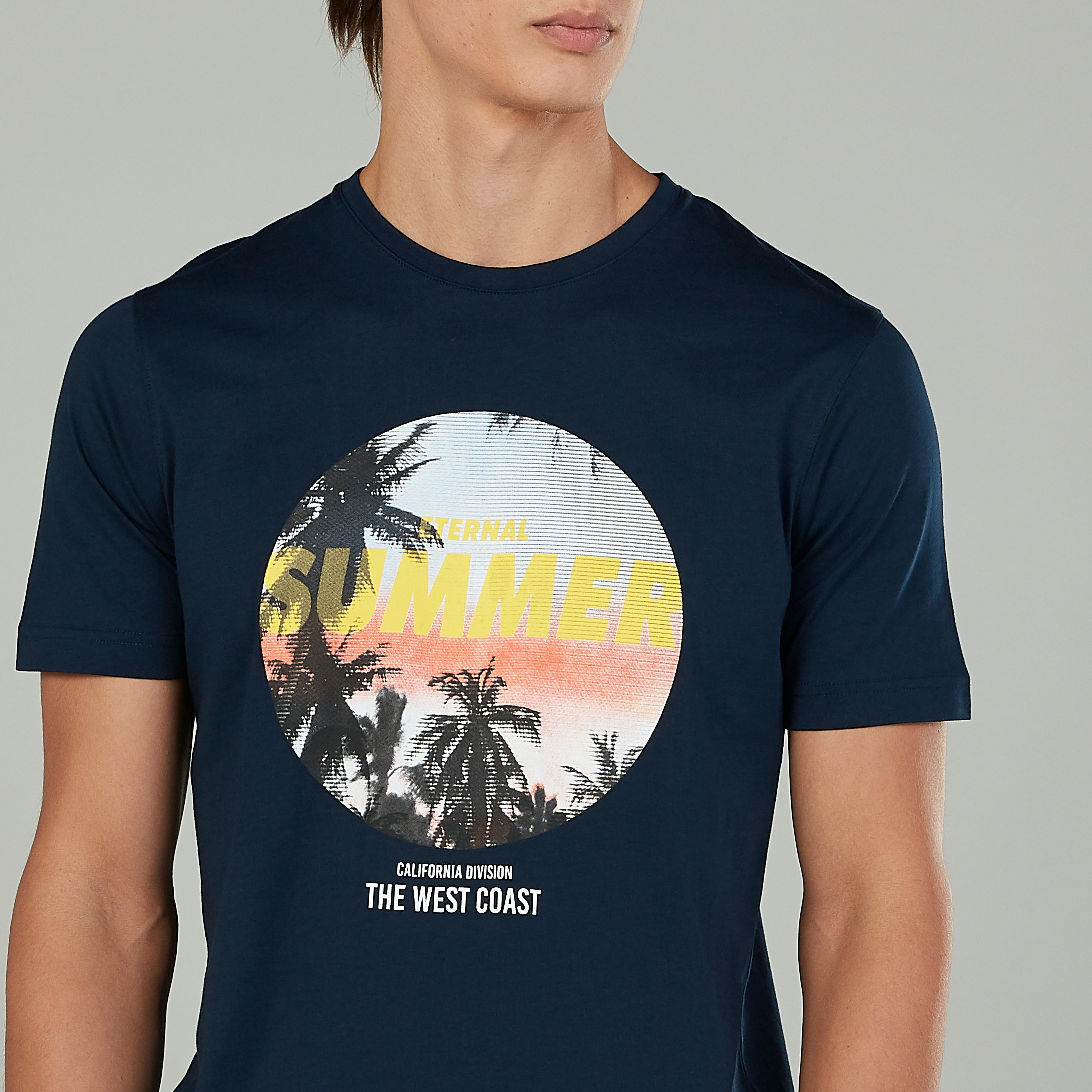 تيشيرت مستدام سليم بياقة ضيّقة وأكمام قصيرة وطبعات  -men-clothing-tshirtsandpolos-tshirts-image-3