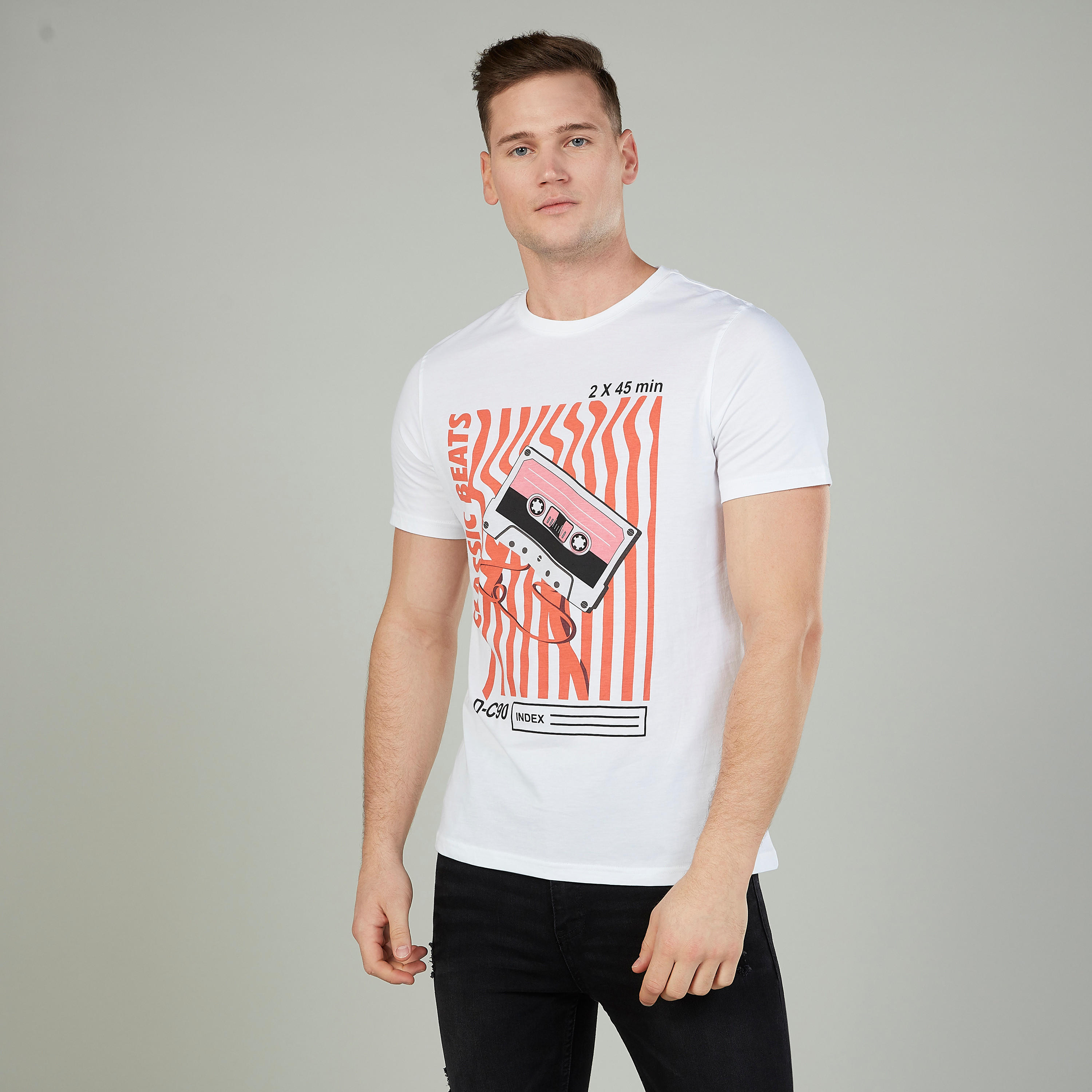 تيشيرت سليم بياقة ضيّقة وأكمام قصيرة من خامات مستدامة-men-clothing-tshirtsandpolos-tshirts-image-1