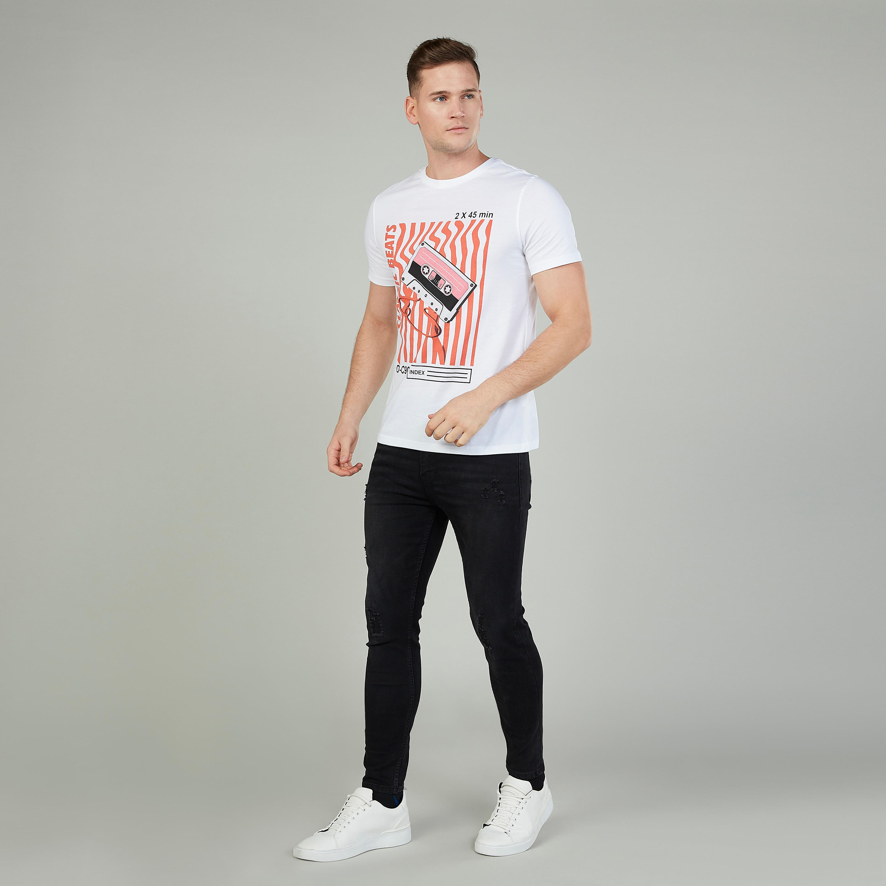 تيشيرت سليم بياقة ضيّقة وأكمام قصيرة من خامات مستدامة-men-clothing-tshirtsandpolos-tshirts-image-2