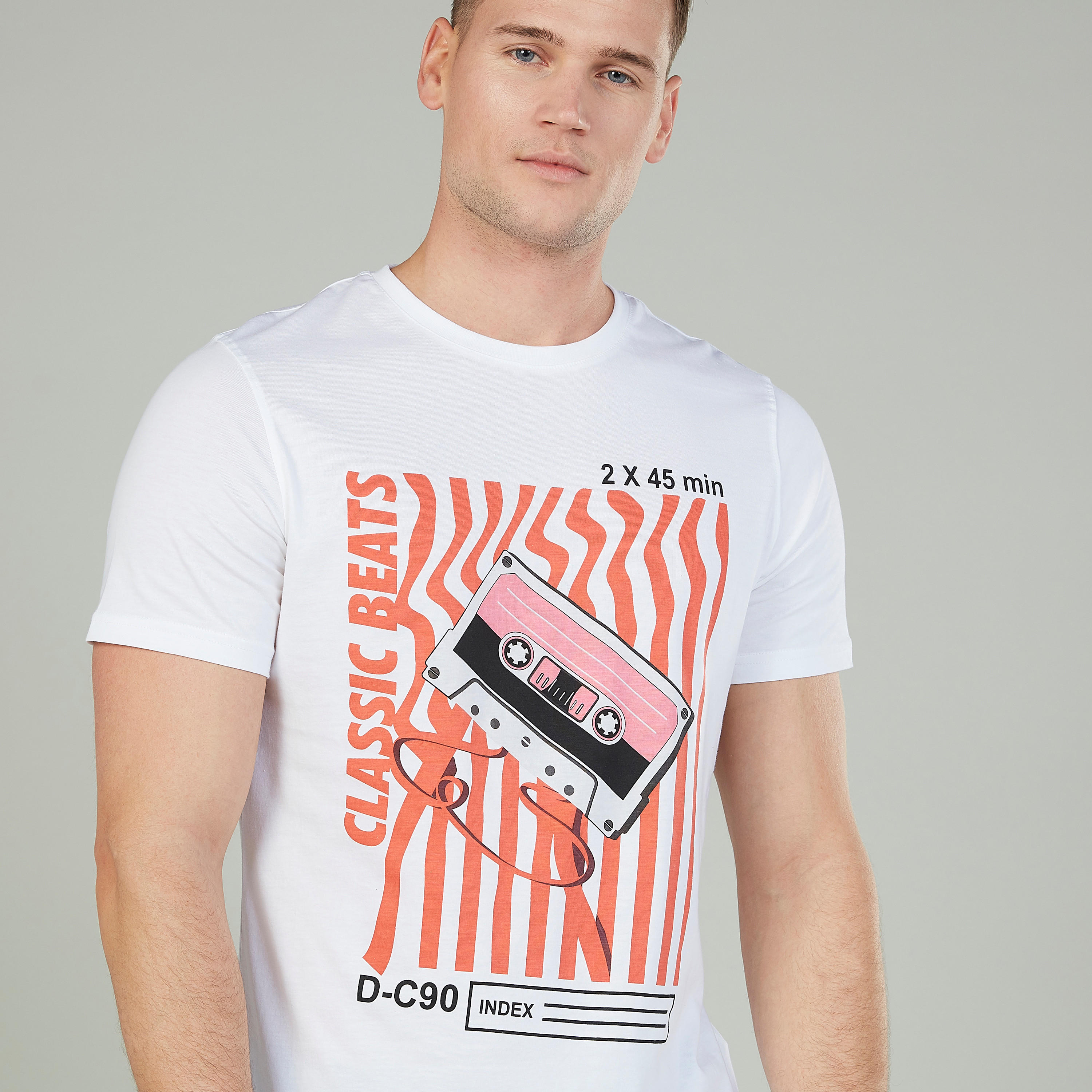 تيشيرت سليم بياقة ضيّقة وأكمام قصيرة من خامات مستدامة-men-clothing-tshirtsandpolos-tshirts-image-3