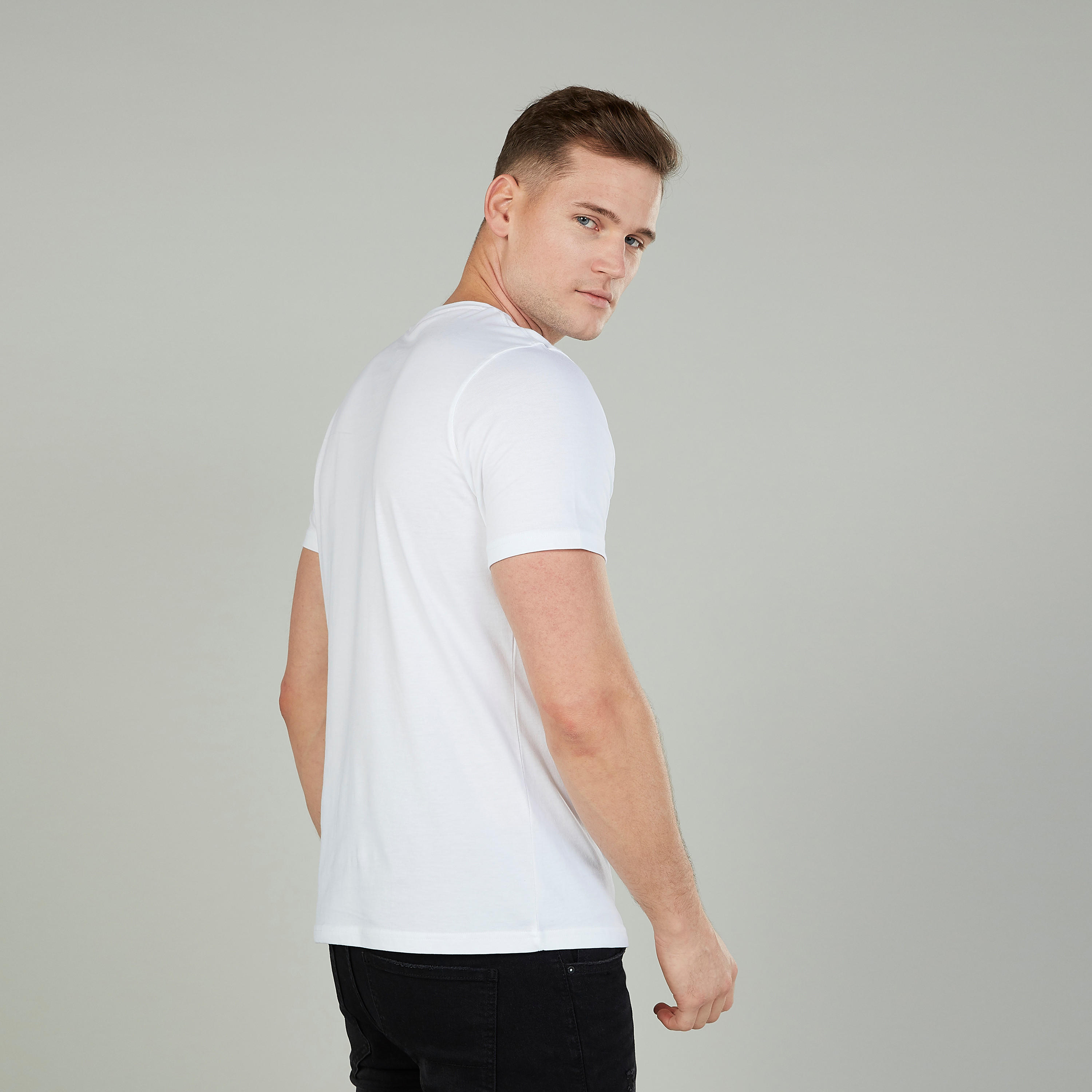 تيشيرت سليم بياقة ضيّقة وأكمام قصيرة من خامات مستدامة-men-clothing-tshirtsandpolos-tshirts-image-4