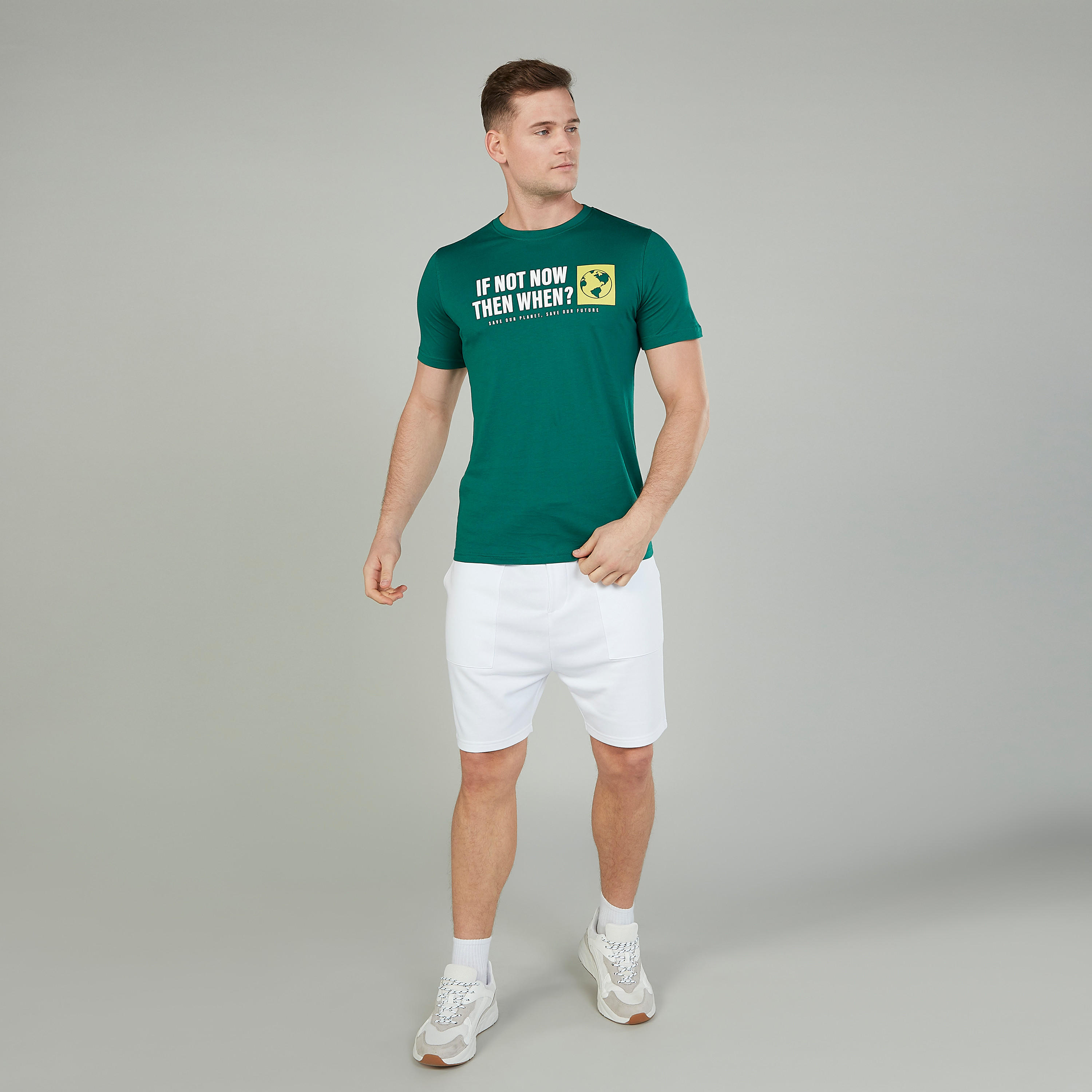 تيشيرت سليم بياقة ضيّقة وأكمام قصيرة وطبعات-men-clothing-tshirtsandpolos-tshirts-image-2