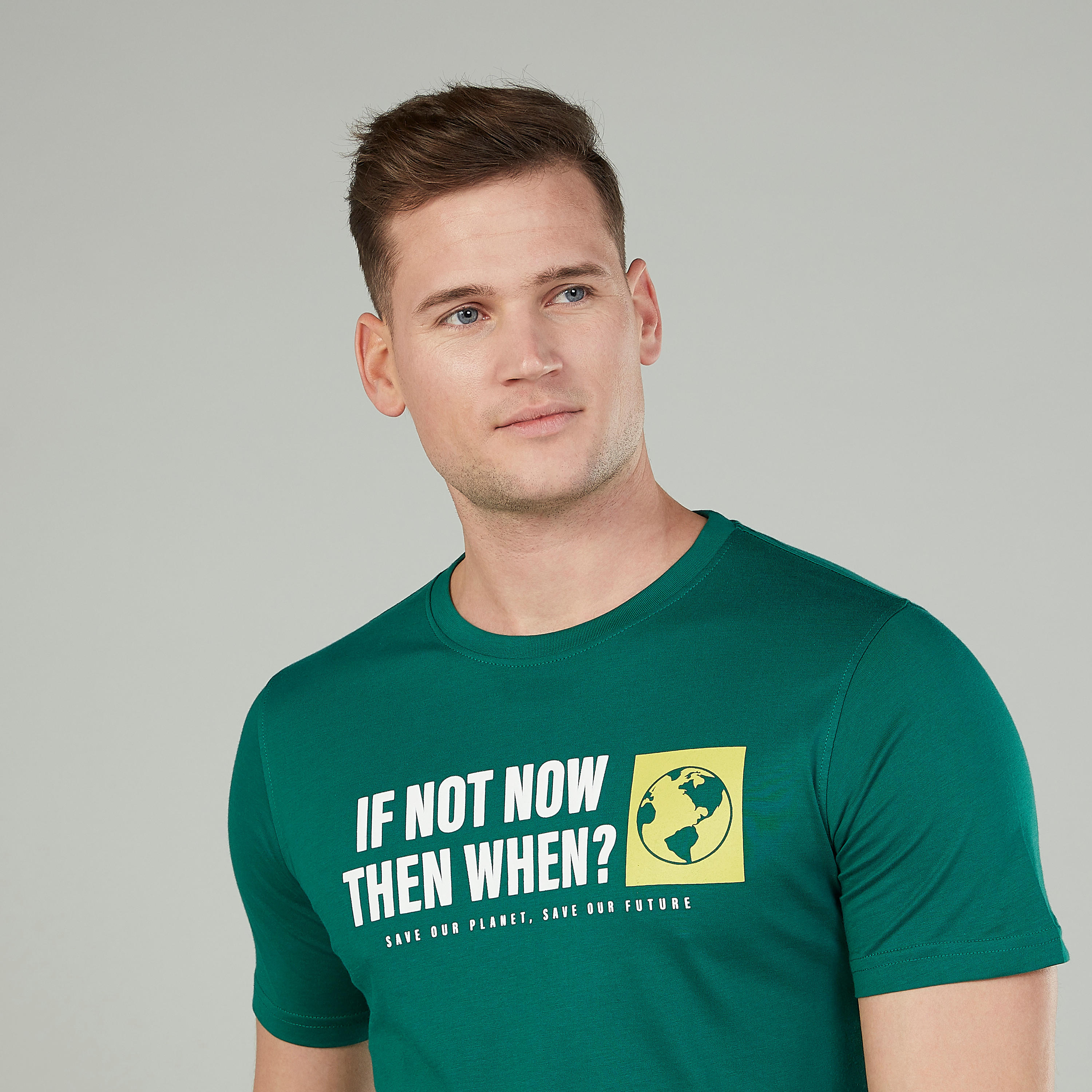تيشيرت سليم بياقة ضيّقة وأكمام قصيرة وطبعات-men-clothing-tshirtsandpolos-tshirts-image-3