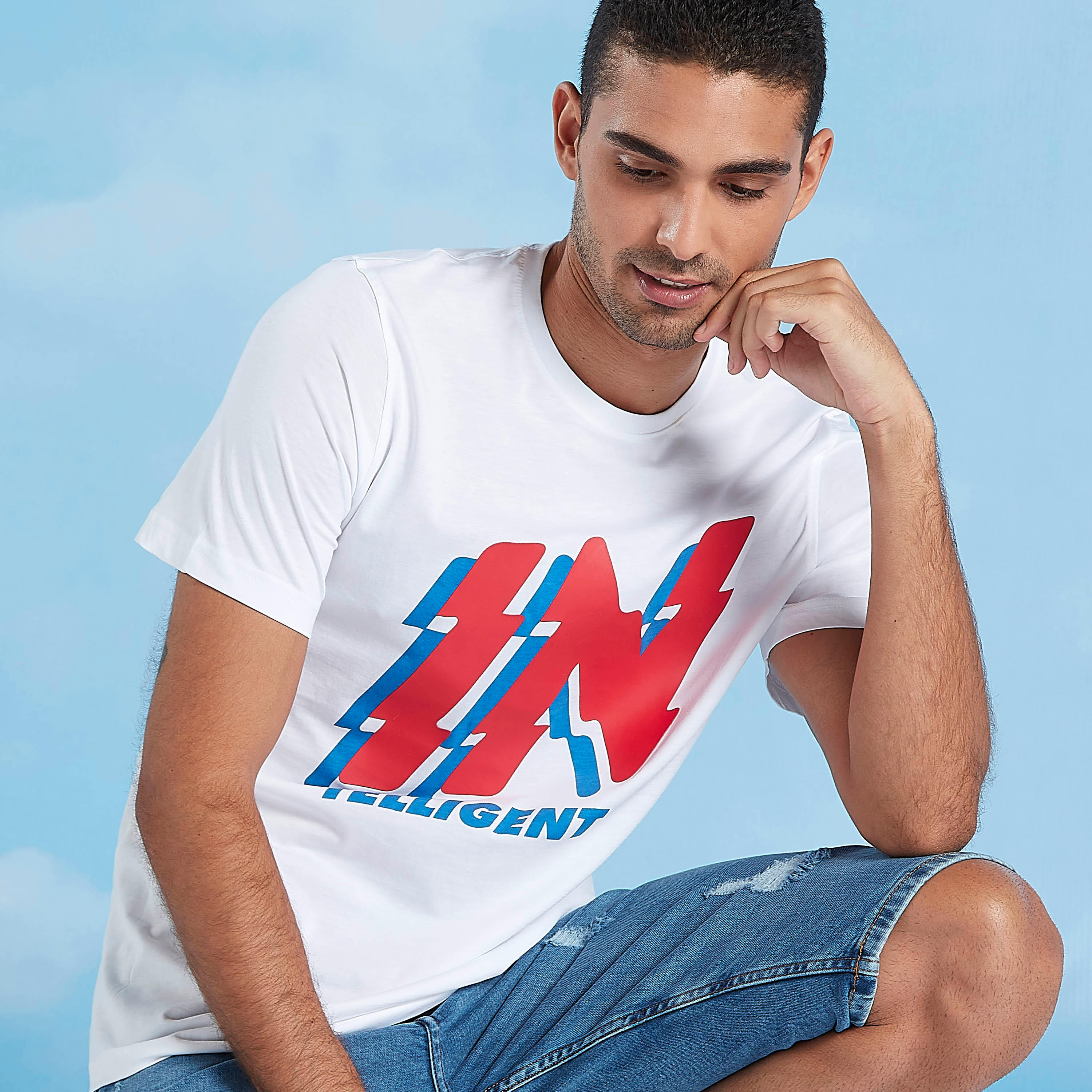تيشيرت سليم بياقة ضيّقة وأكمام قصيرة وطبعات-men-clothing-tshirtsandpolos-tshirts-image-1