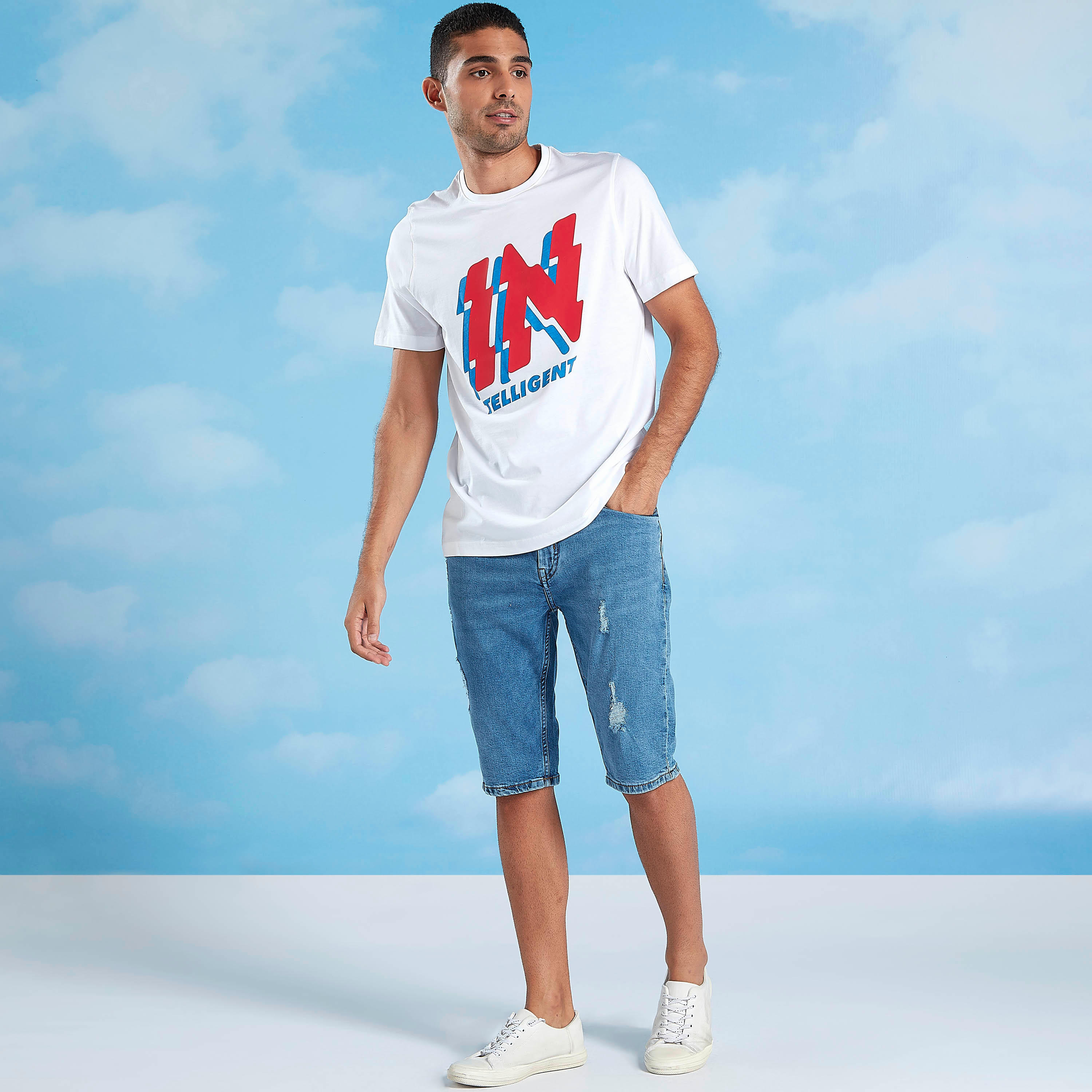 تيشيرت سليم بياقة ضيّقة وأكمام قصيرة وطبعات-men-clothing-tshirtsandpolos-tshirts-image-3