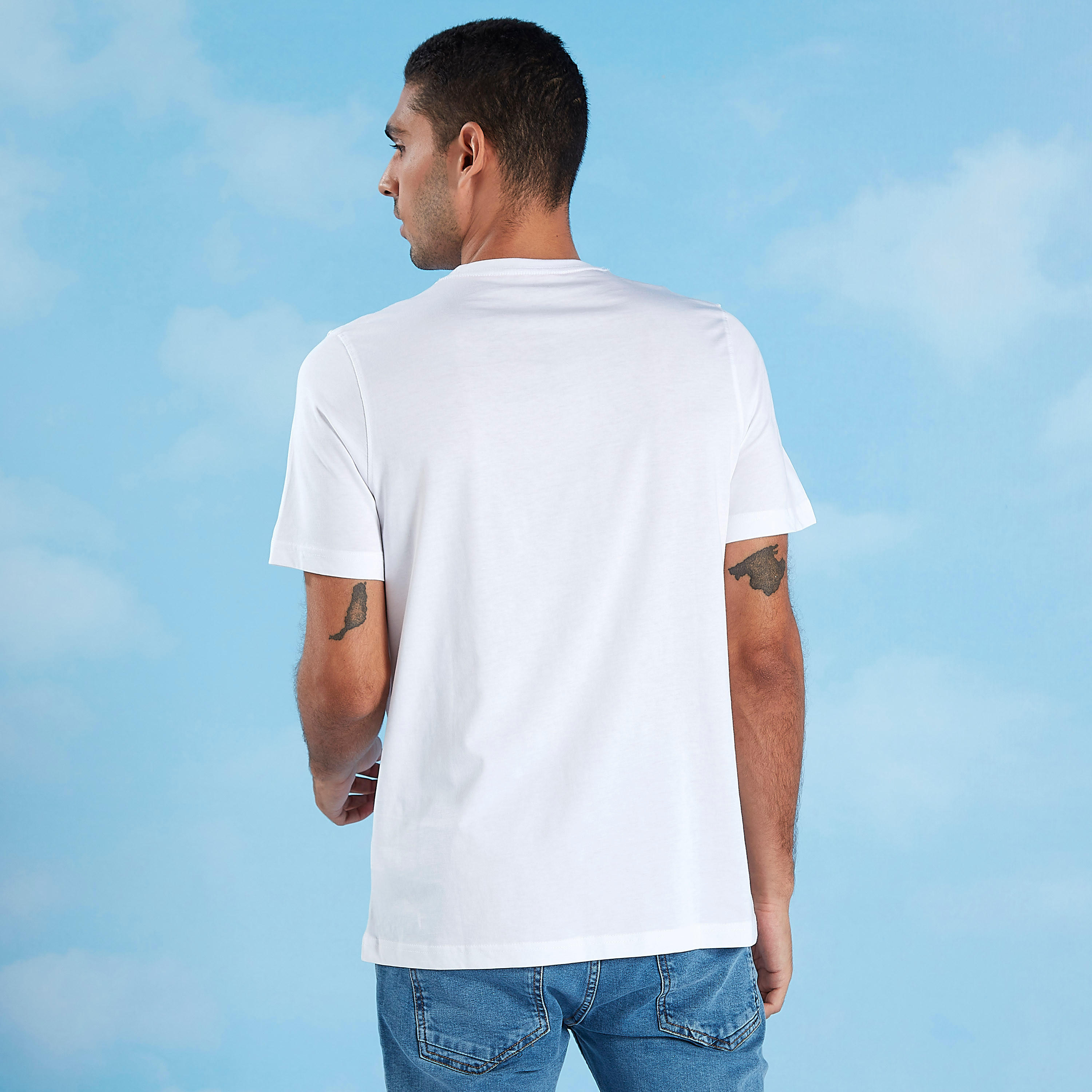 تيشيرت سليم بياقة ضيّقة وأكمام قصيرة وطبعات-men-clothing-tshirtsandpolos-tshirts-image-5