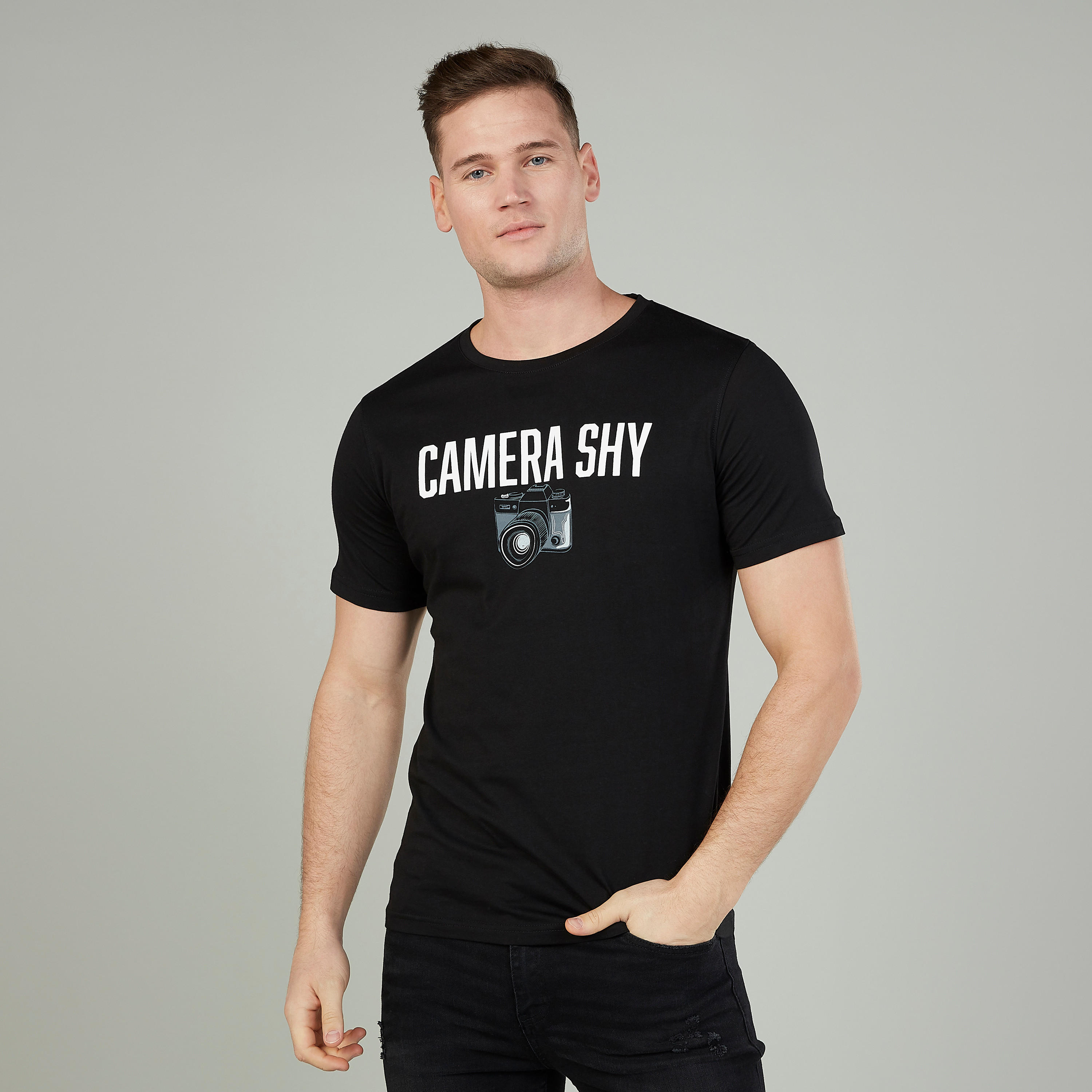 تيشيرت مستدام سليم بياقة ضيّقة وطبعات  -men-clothing-tshirtsandpolos-tshirts-image-1