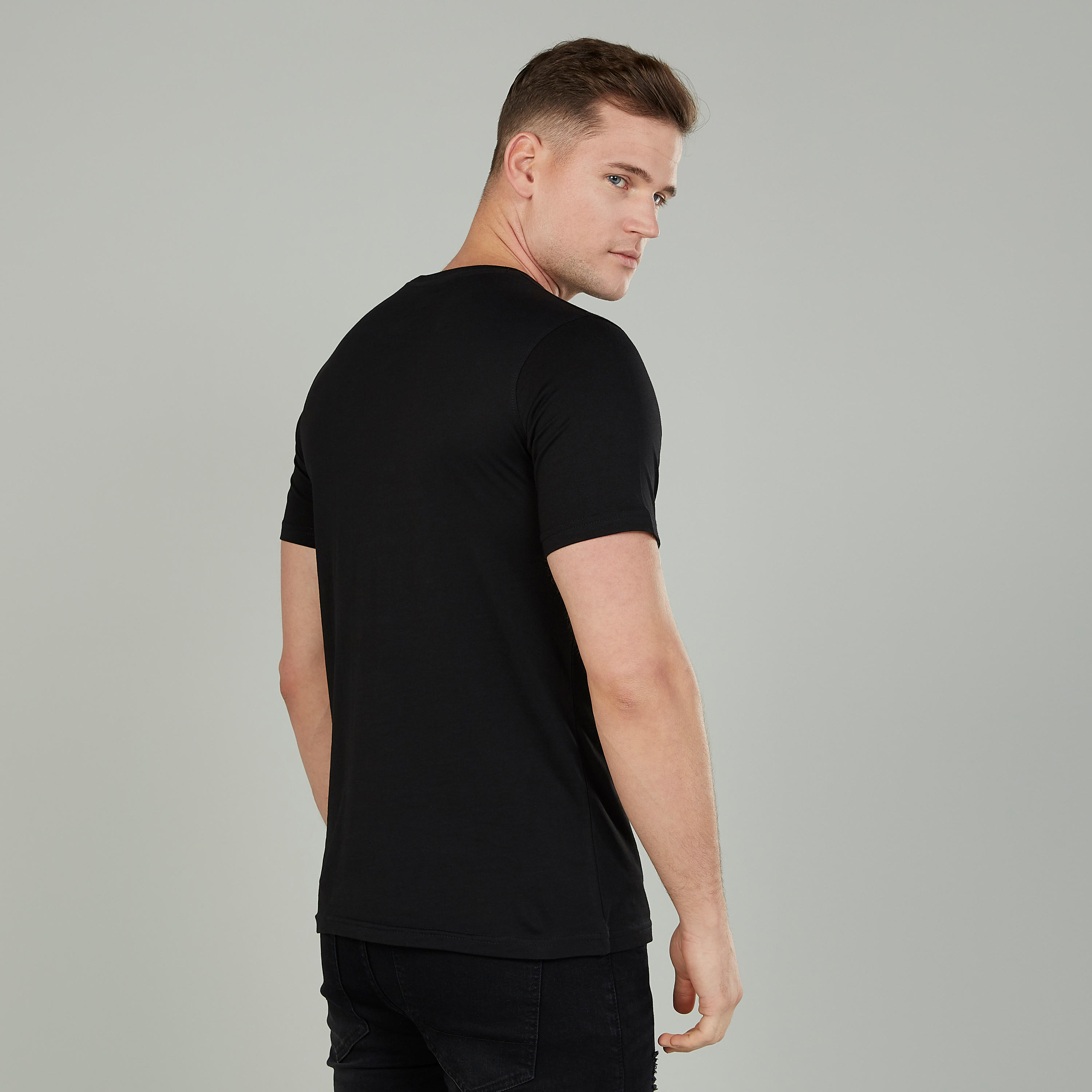 تيشيرت مستدام سليم بياقة ضيّقة وطبعات  -men-clothing-tshirtsandpolos-tshirts-image-4