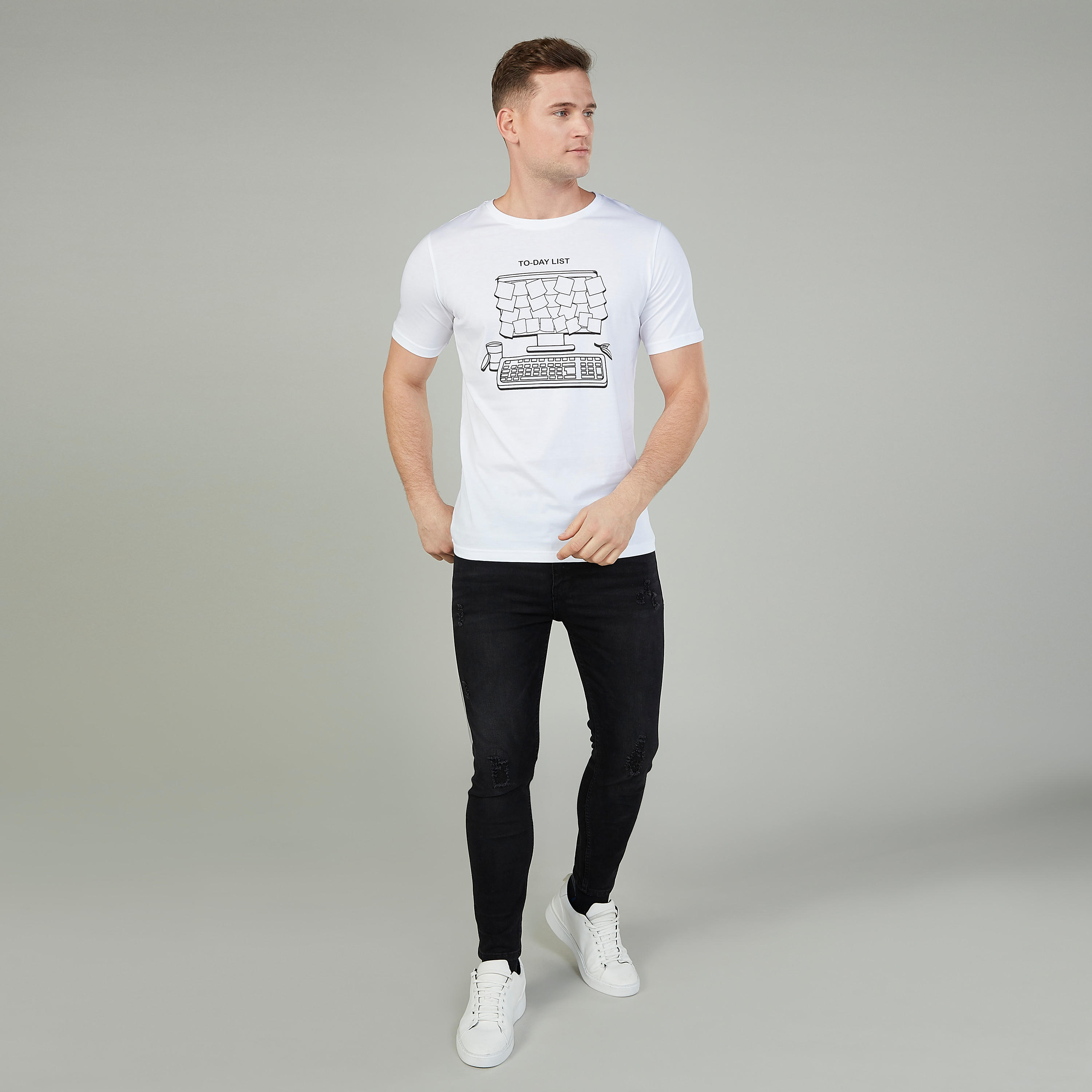 تيشيرت سليم بياقة ضيّقة وأكمام قصيرة وطبعات-men-clothing-tshirtsandpolos-tshirts-image-2