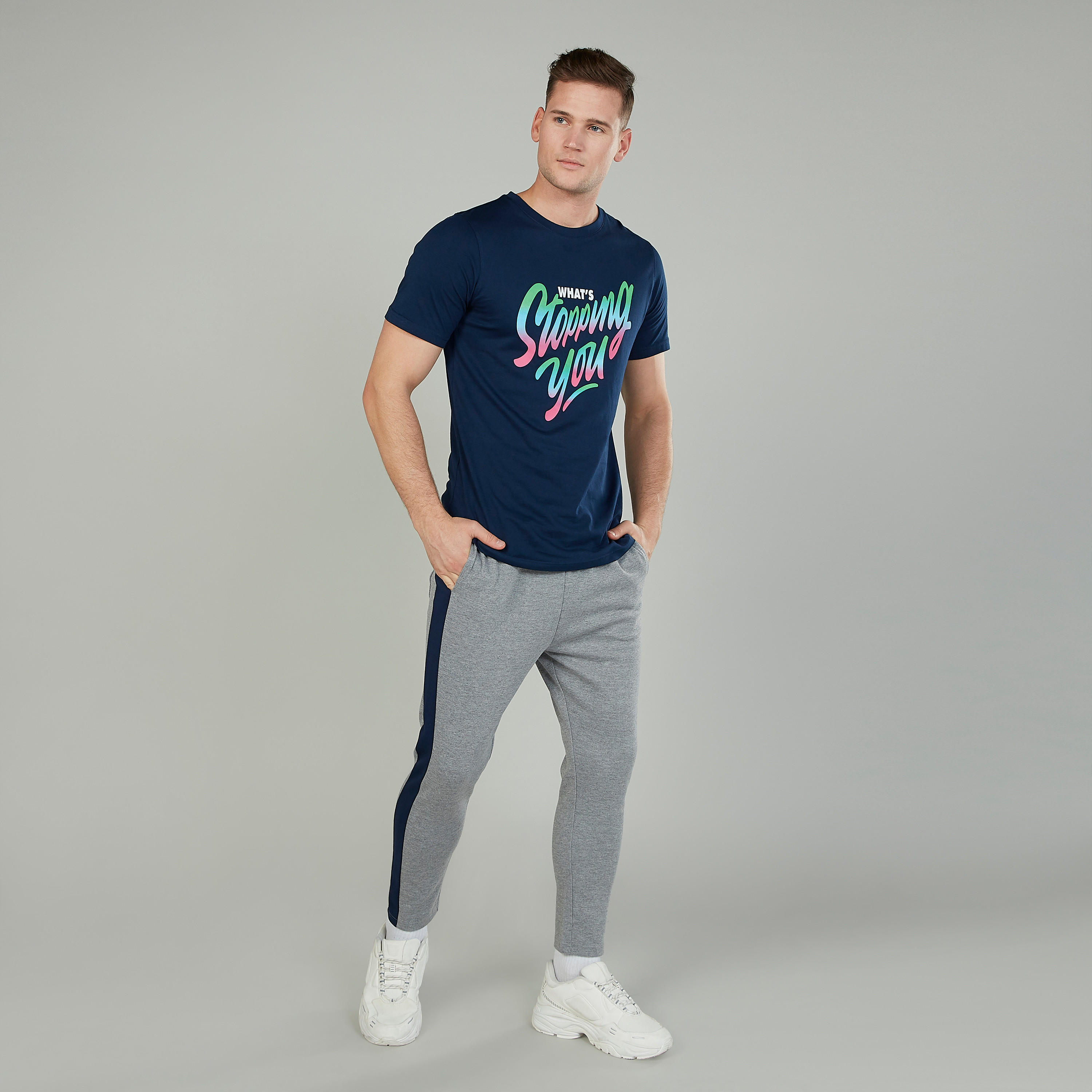 تيشيرت سليم بياقة ضيّقة وأكمام قصيرة وطبعات-men-clothing-tshirtsandpolos-tshirts-image-2
