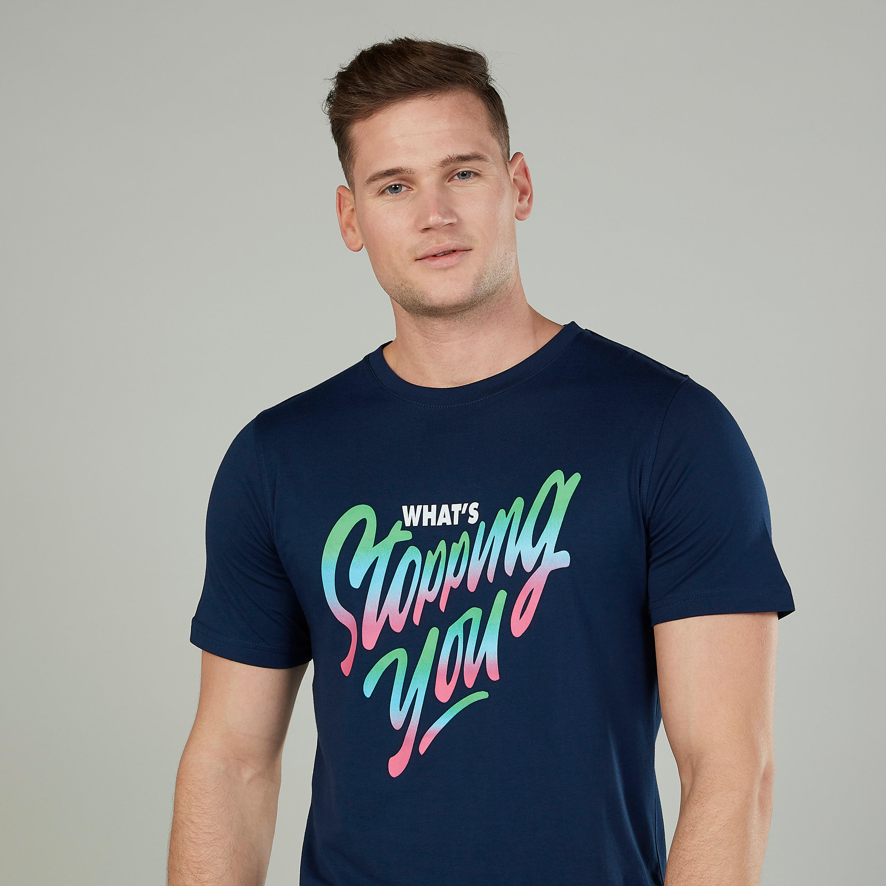 تيشيرت سليم بياقة ضيّقة وأكمام قصيرة وطبعات-men-clothing-tshirtsandpolos-tshirts-image-3