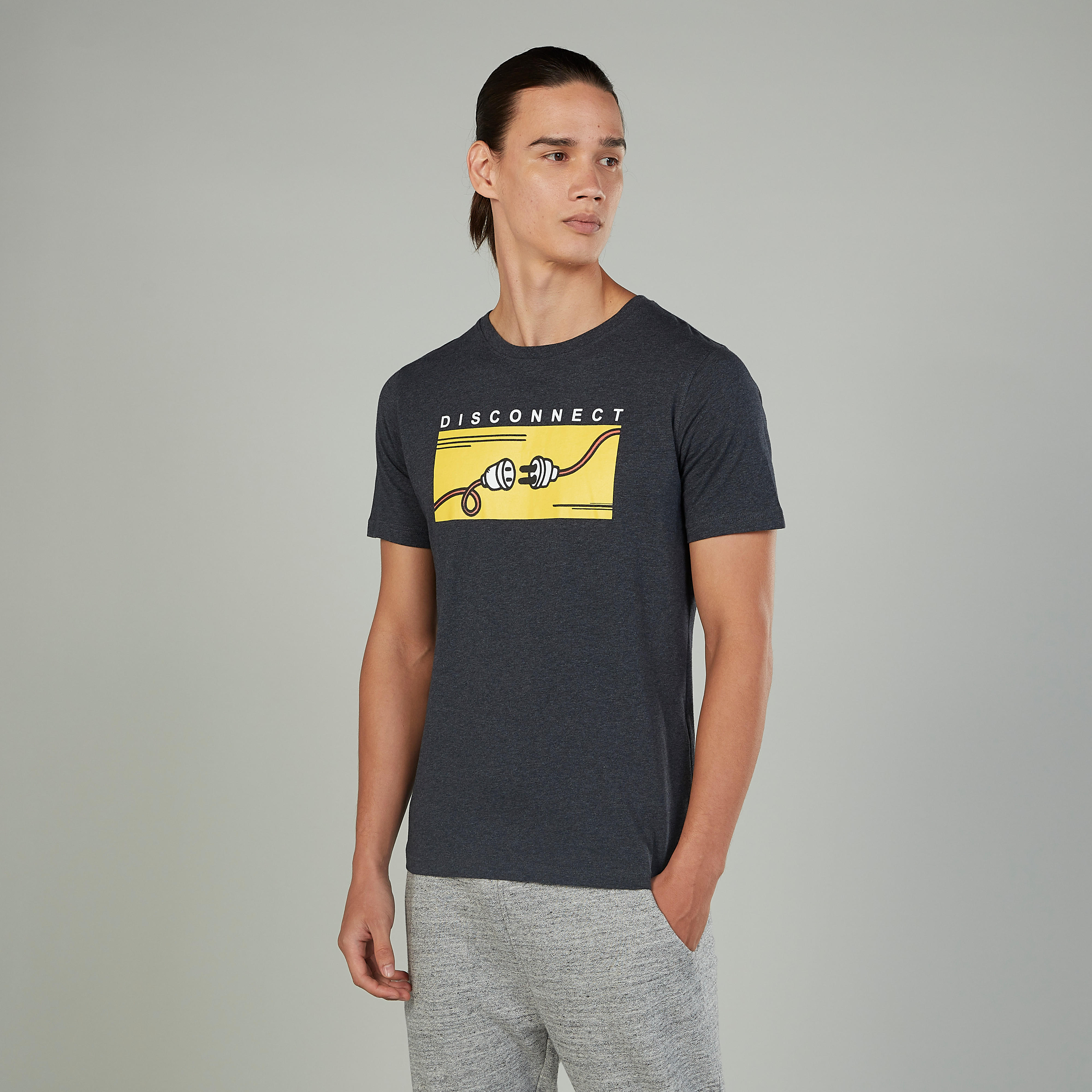 تيشيرت سليم بياقة ضيّقة وأكمام قصيرة وطبعات-men-clothing-tshirtsandpolos-tshirts-image-1