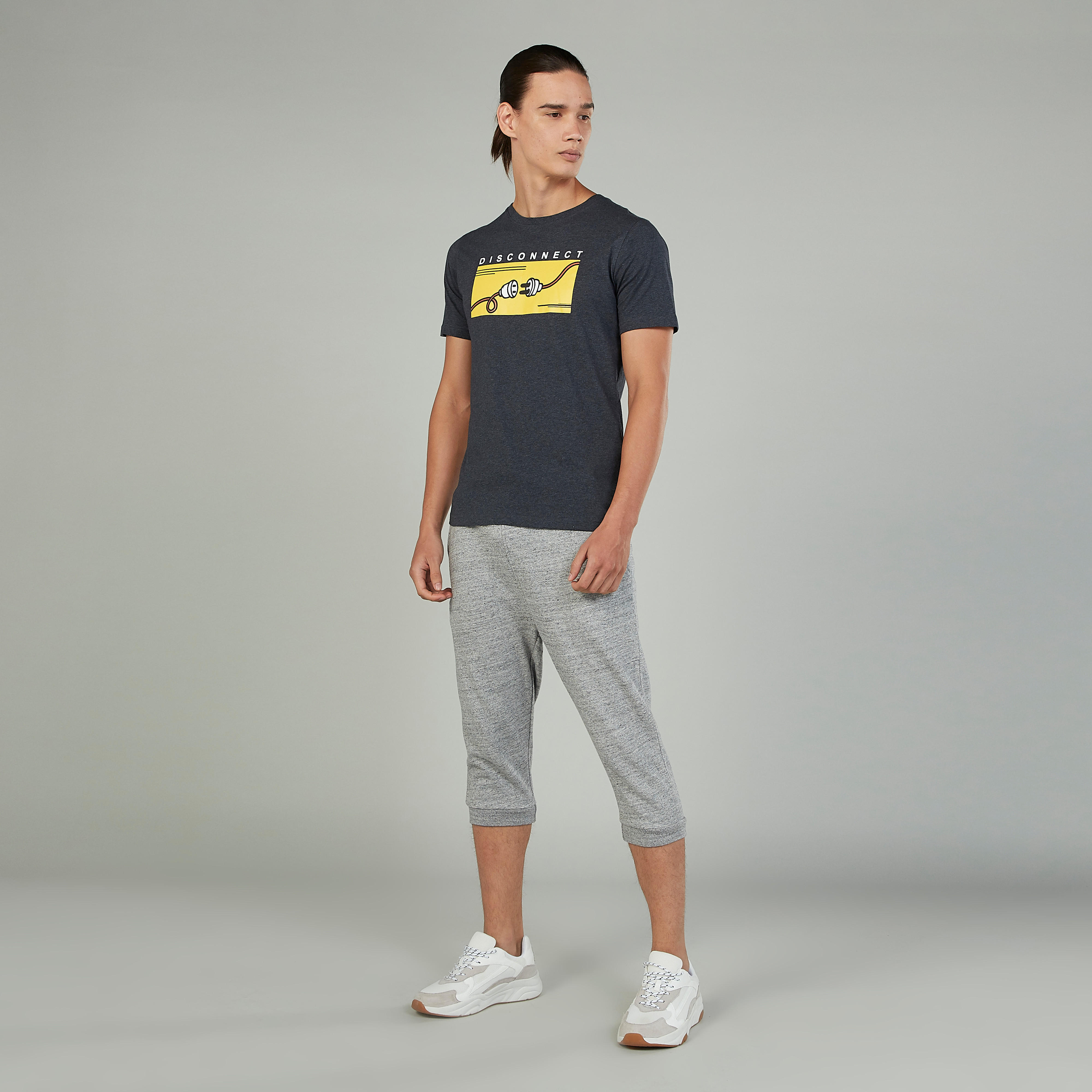 تيشيرت سليم بياقة ضيّقة وأكمام قصيرة وطبعات-men-clothing-tshirtsandpolos-tshirts-image-2