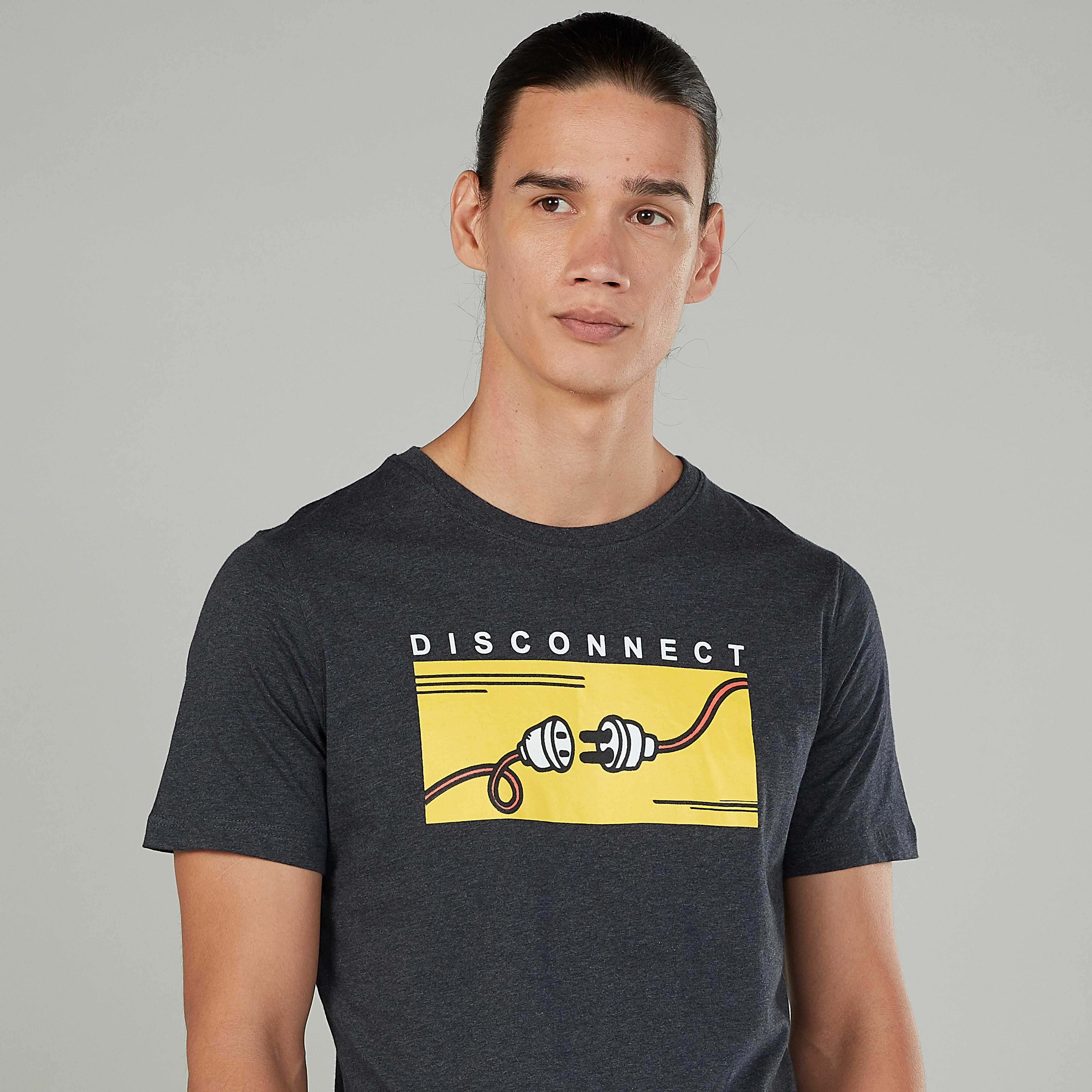 تيشيرت سليم بياقة ضيّقة وأكمام قصيرة وطبعات-men-clothing-tshirtsandpolos-tshirts-image-3