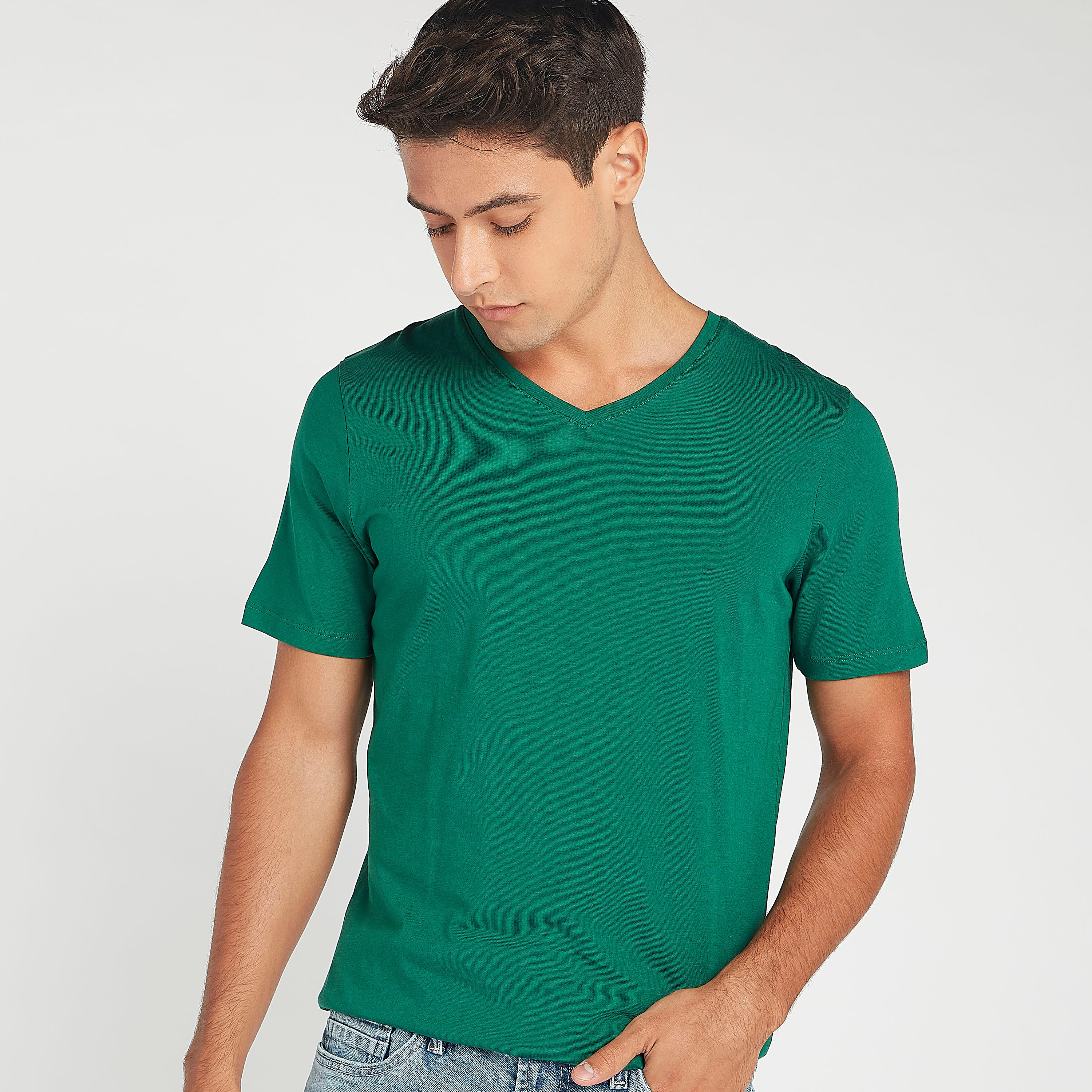تيشيرت مستدام بارز الملمس بياقة V وأكمام قصيرة-men-clothing-tshirtsandpolos-tshirts-image-1
