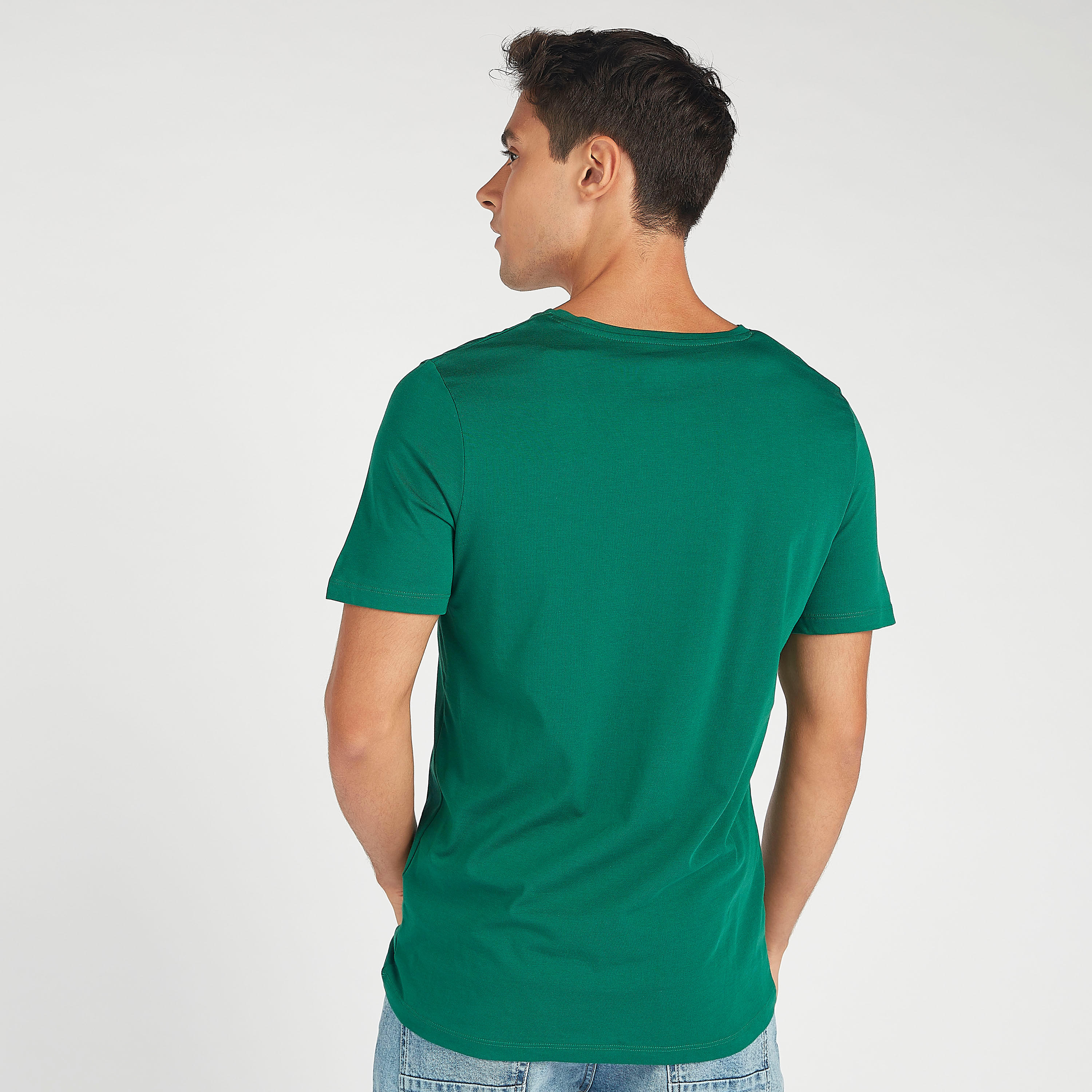 تيشيرت مستدام بارز الملمس بياقة V وأكمام قصيرة-men-clothing-tshirtsandpolos-tshirts-image-4